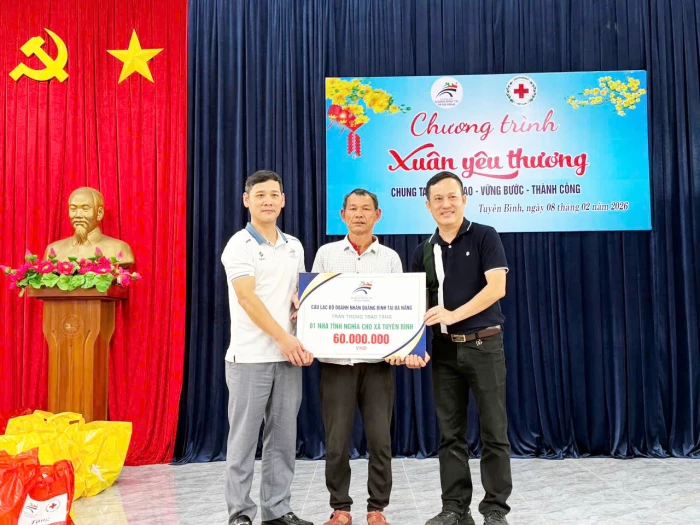 Chia sẻ khó khăn với người yếu thế