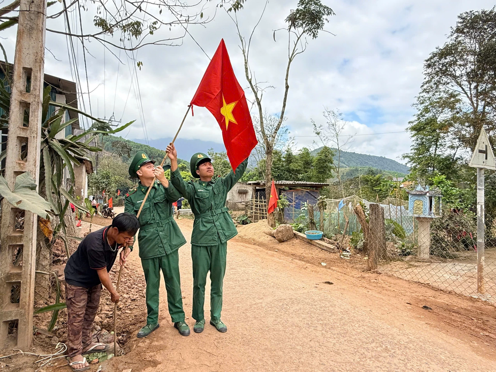 Màu đỏ cờ Tổ quốc phủ khắp các tuyến đường ở bản làng biên cương thuộc thôn A Bung, xã La Lay