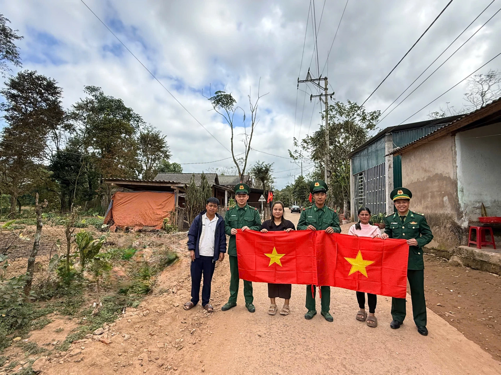 Đồn Biên phòng Cửa khẩu quốc tế La Lay đến tận nhà tặng cờ Tổ quốc cho bà con treo đón Tết