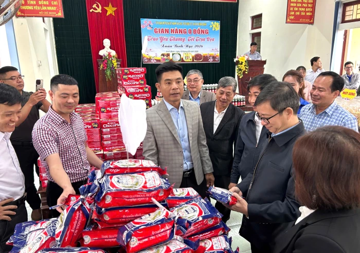 Trao yêu thương từ 'Gian hàng 0 đồng' tại xã Vĩnh Định