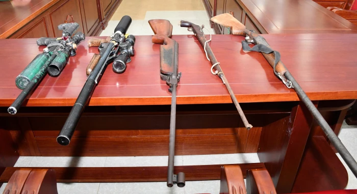 Người dân tự nguyện giao nộp 5 khẩu súng săn các loại