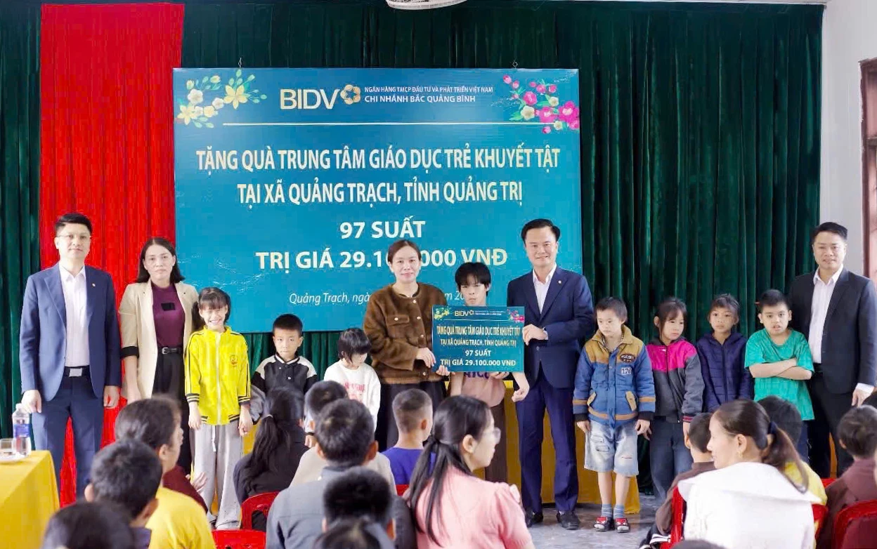 Lãnh đạo BIDV Bắc Quảng Bình trao quà Tết cho các em nhỏ Trung tâm giáo dục trẻ khuyết tật tại xã Quảng Trạch - Ảnh: X.P