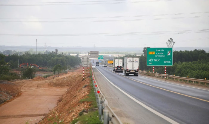 Điều chỉnh tốc độ trên cao tốc Cam Lộ-La Sơn tối đa 50km/h trong quá trình thi công mở rộng