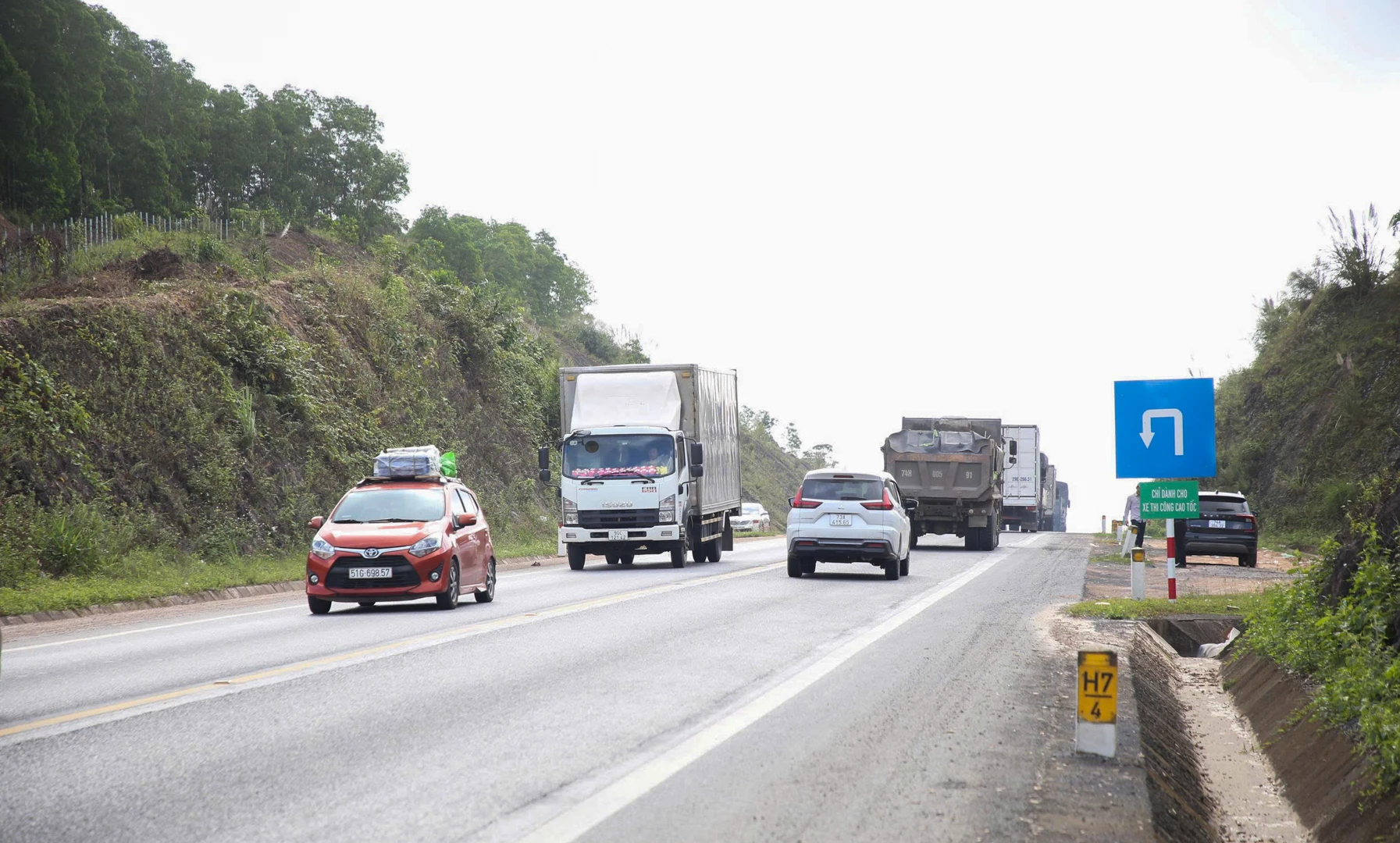 Dịp Tết, lưu lượng phương tiện trên cao tốc Cam Lộ - La Sơn tăng cao - Ảnh: Lê Trường
