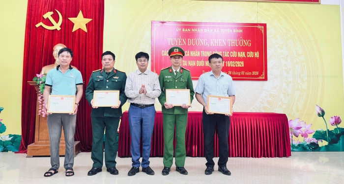 Khen thưởng tập thể, cá nhân tham gia cứu nạn, cứu hộ trong vụ chìm thuyền trên sông Gianh