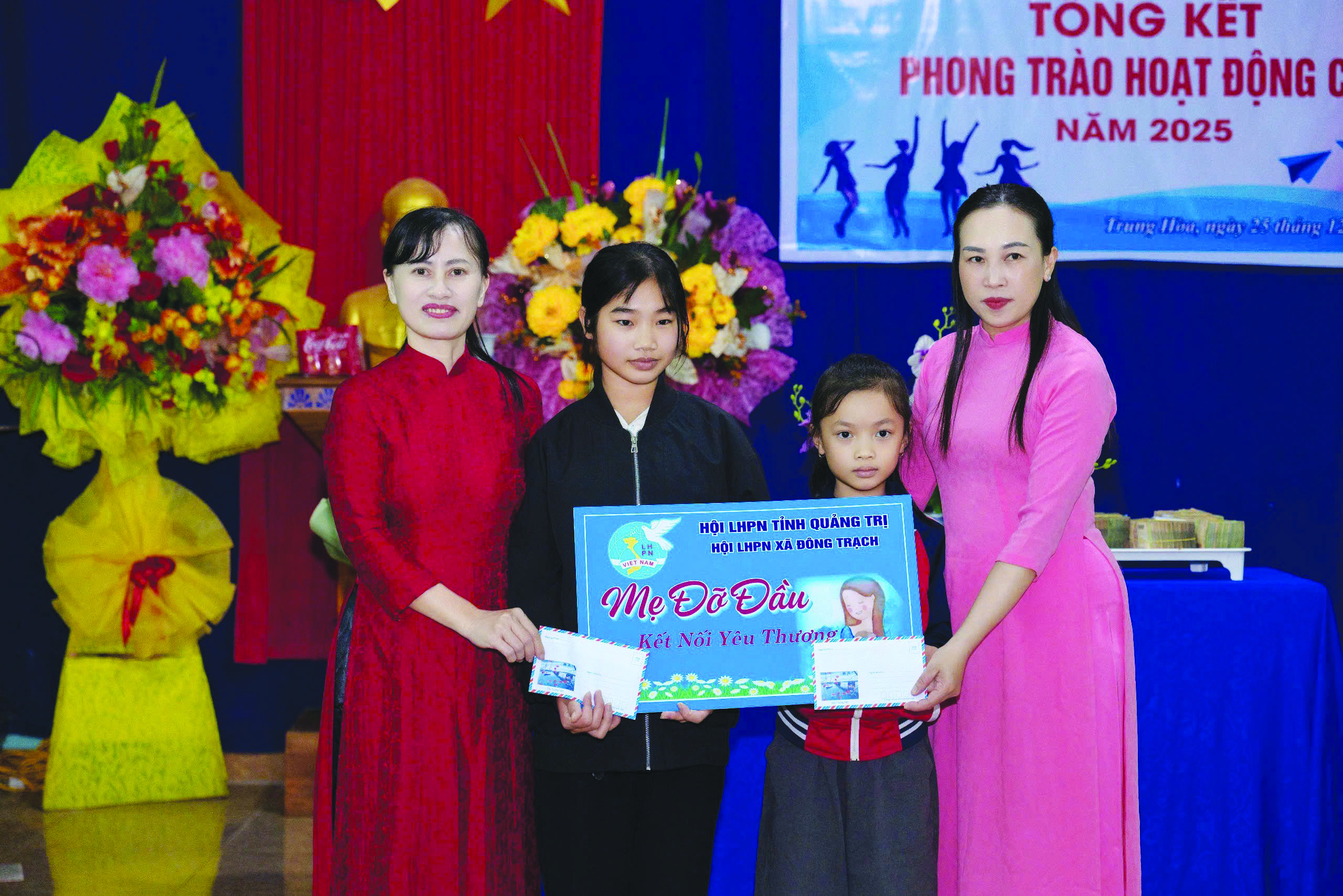 Hội Liên hiệp Phụ nữ xã Đông Trạch trao hỗ trợ cho trẻ mồ côi trong chương trình Mẹ đỡ đầu - Ảnh: N.L