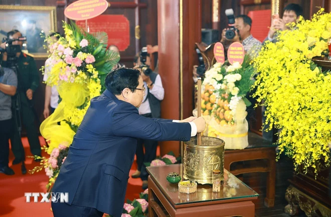 Thủ tướng Phạm Minh Chính dâng hương tại Khu lưu niệm Thủ tướng Phạm Văn Đồng ở xã Mộ Đức, tỉnh Quảng Ngãi. (Ảnh: Dương Giang/TTXVN)