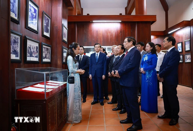 Thủ tướng Phạm Minh Chính tham quan trưng bày hình ảnh và hiện vật về Thủ tướng Phạm Văn Đồng ở xã Mộ Đức, tỉnh Quảng Ngãi. (Ảnh: Dương Giang/TTXVN)