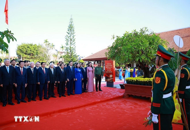 Thủ tướng Phạm Minh Chính dâng hương, dâng hoa tưởng nhớ đồng chí Phạm Văn Đồng tại Khu lưu niệm Thủ tướng Phạm Văn Đồng ở xã Mộ Đức, tỉnh Quảng Ngãi. (Ảnh: Dương Giang/TTXVN)