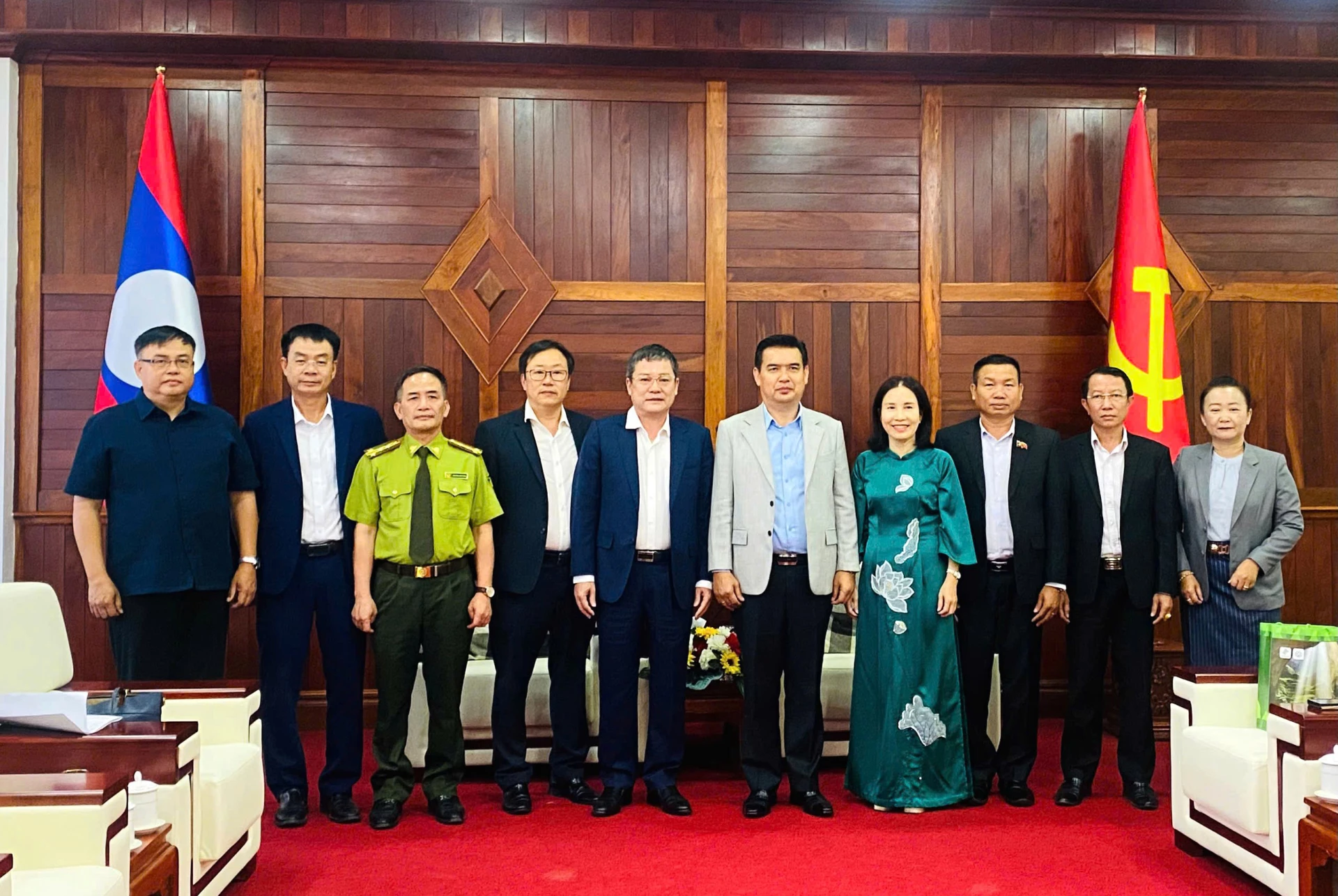 Đồng chí Phan Phong Phú, Phó Chủ tịch UBND tỉnh và đoàn công tác chào xã giao đồng chí Xay-xạ-nạ Khột-phu-thon, Bí thư Tỉnh ủy tỉnh Khăm Muồn - Ảnh: T.Đ