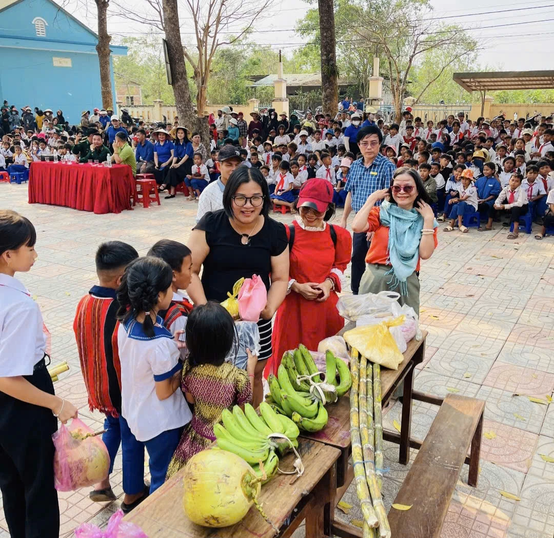 Các thành viên Đoàn thiện nguyện Hà Nội trao quà và nhu yếu phẩm cho học sinh vùng khó biên giới xã Lìa-Ảnh: K.S