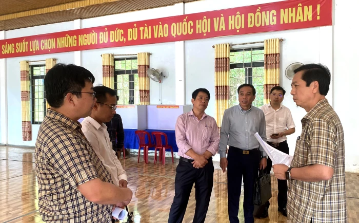 Đồng chí Phó Chủ tịch Thường trực UBND tỉnh kiểm tra công tác bầu cử