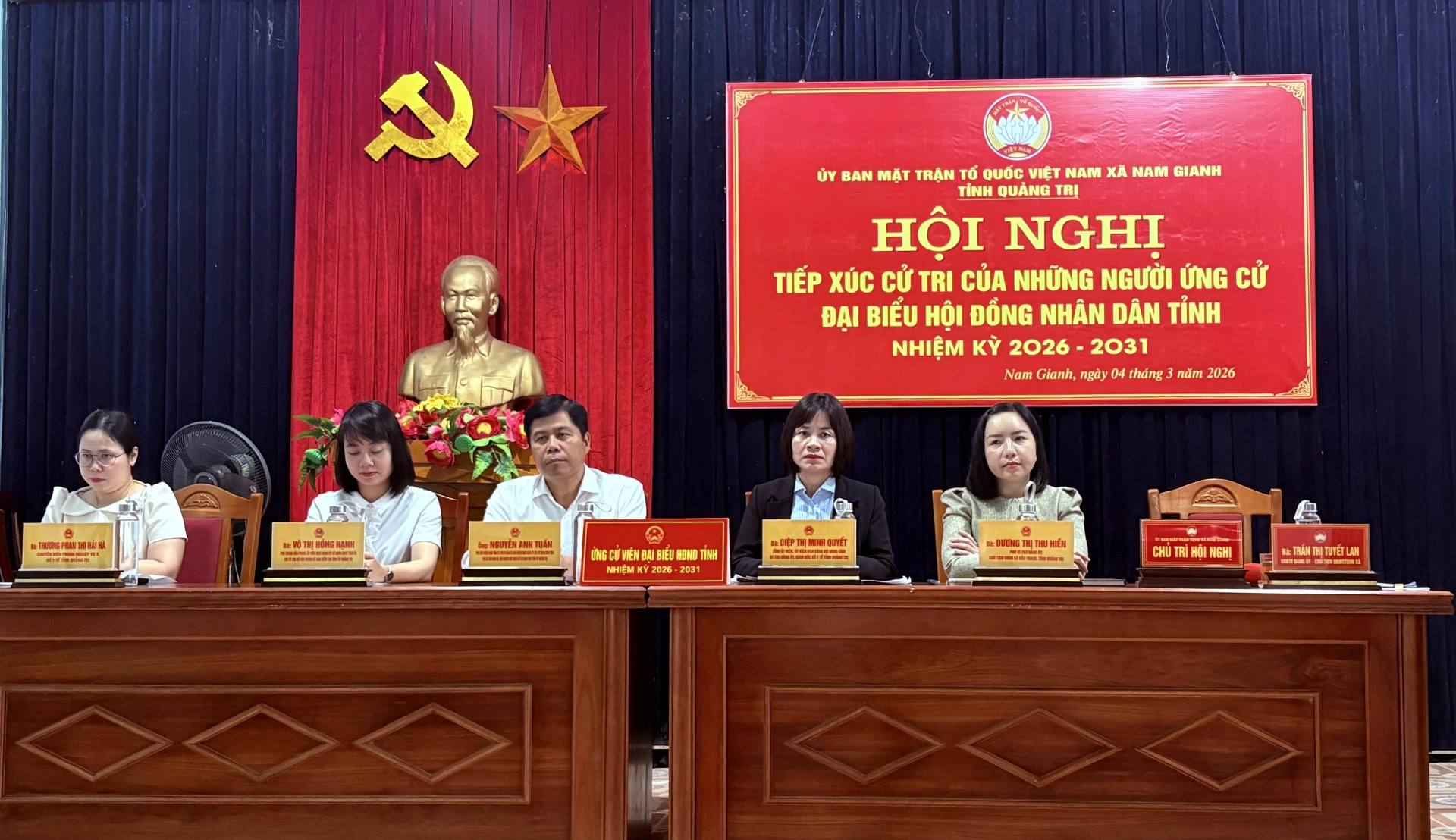 Các ứng cử viên đại biểu HĐND tỉnh đơn vị bầu cử số 16 lắng nghe ý kiến, kiến nghị của cử tri - Ảnh: H.L