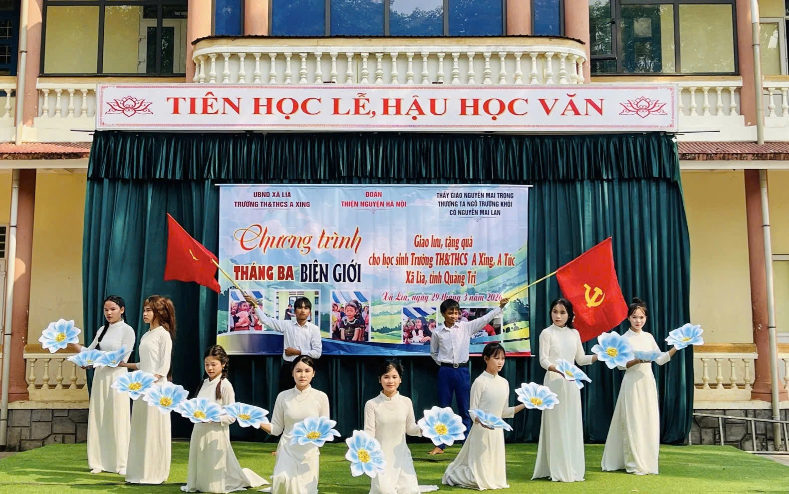 Tiết mục văn nghệ do các em học sinh biểu diễn chào mừng chương trình Tháng Ba biên giới-Ảnh: K.S