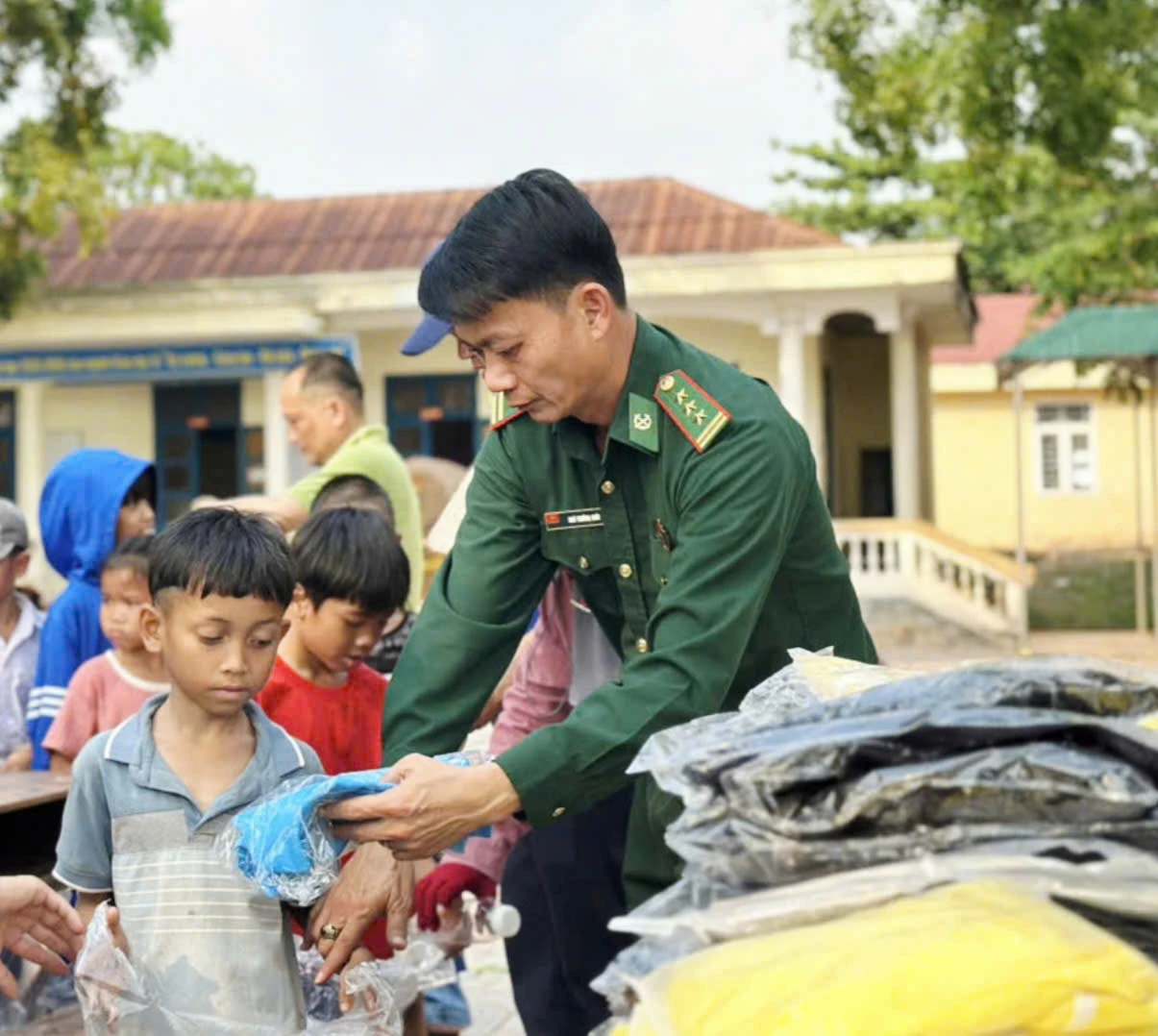 Trao tặng những bộ quần áo mới cho các em học sinh Trường TH&THCS A Xing-Ảnh: K.S