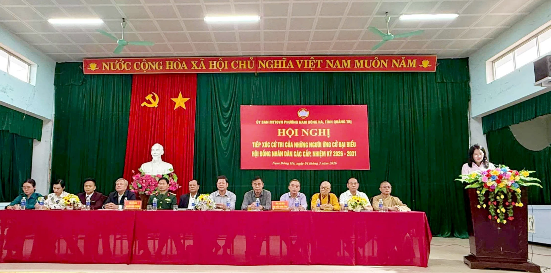 Các ứng cử viên đại biểu HĐND tỉnh, nhiệm kỳ 2026 - 2031 tiếp xúc cử tri tại phường Nam Đông Hà - Ảnh: M.N