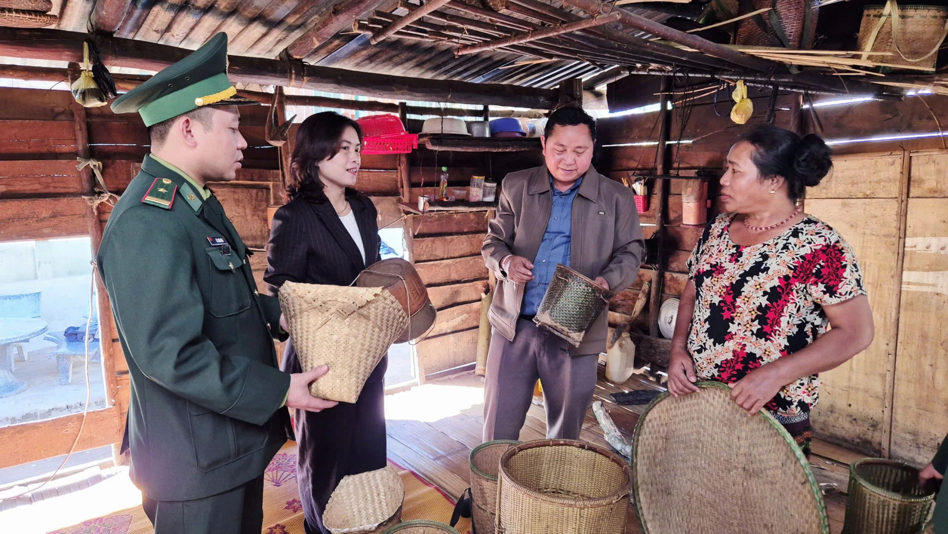 Chính quyền xã Lao Bảo thường xuyên thăm hỏi, động viên người dân giữ gìn bản sắc văn hoá dân tộc - Ảnh: K.S