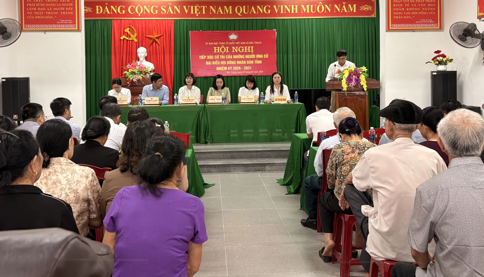 Quang cảnh buổi tiếp xúc cử tri tại nhà văn hóa thôn Phú Kinh, xã Bắc Trạch - Ảnh: H.L