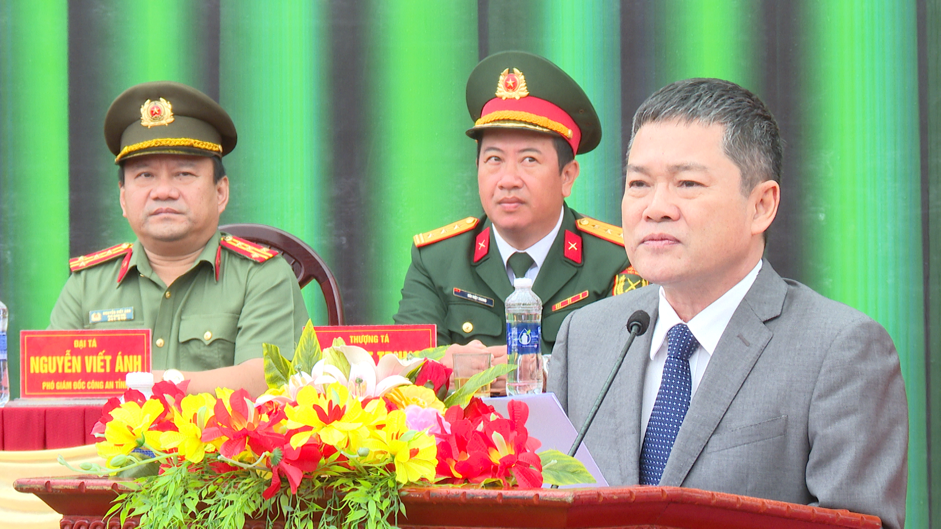 Đồng chí Phan Phong Phú, Phó Chủ tịch UBND tỉnh ghi nhận và biểu dương tinh thần tình nguyện, ý thức trách nhiệm của tuổi trẻ Quảng Trị - Ảnh: Hoàng Hùng