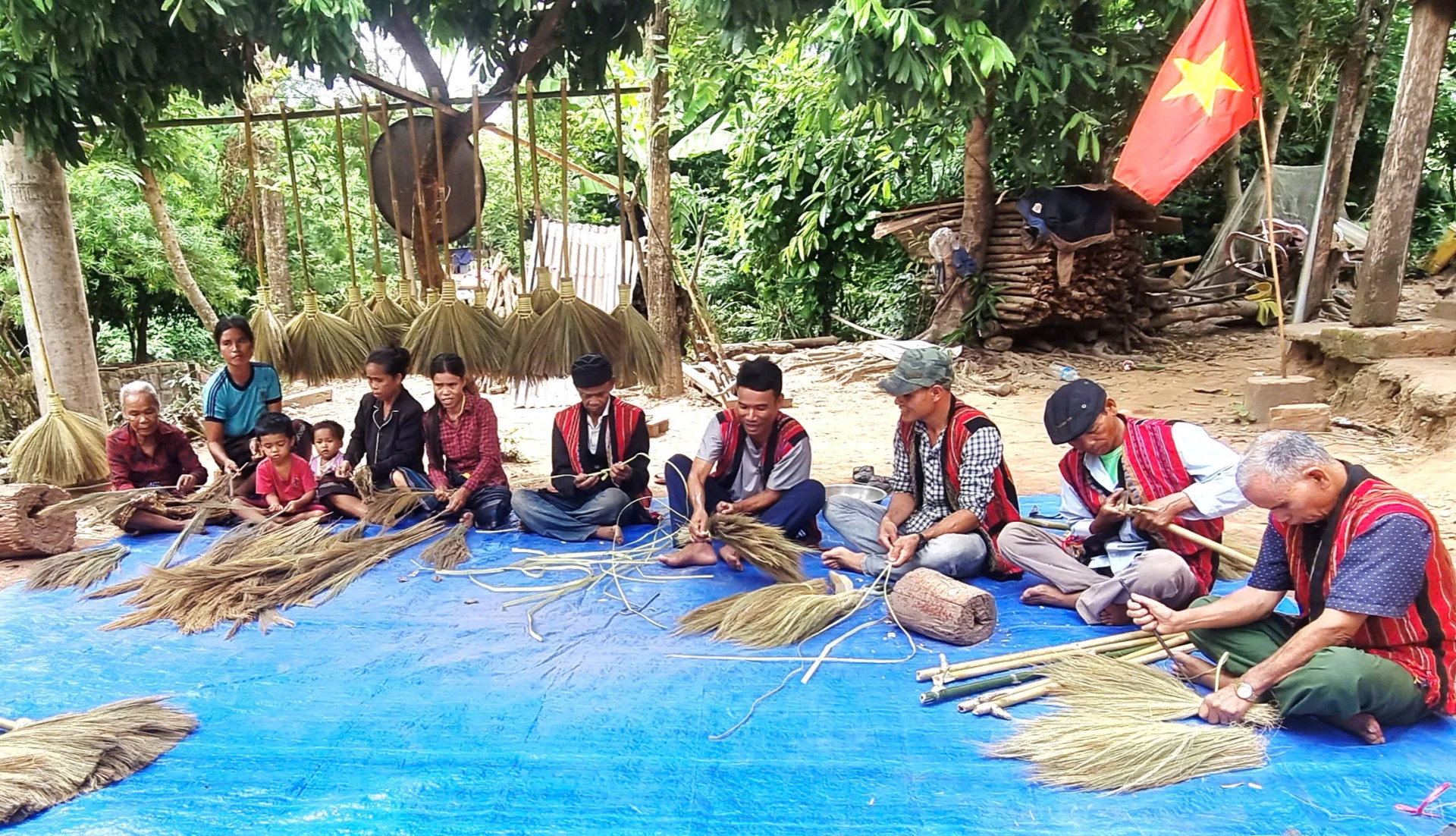 Từng chỉ là nghề phụ tranh thủ lúc nông nhàn, nay bà con Hà Lệt đã dần biến chổi đót thành nghề chính - Ảnh: K.S