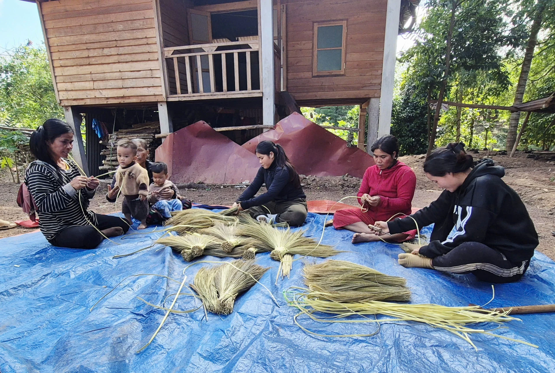 Bà con làm nghề đan lát ở Lao Bảo luôn bày vẻ nhau cách cải tiến mẫu mã để sản phẩm vừa giữ được nét truyền thống, vừa bền đẹp-Ảnh: K.S