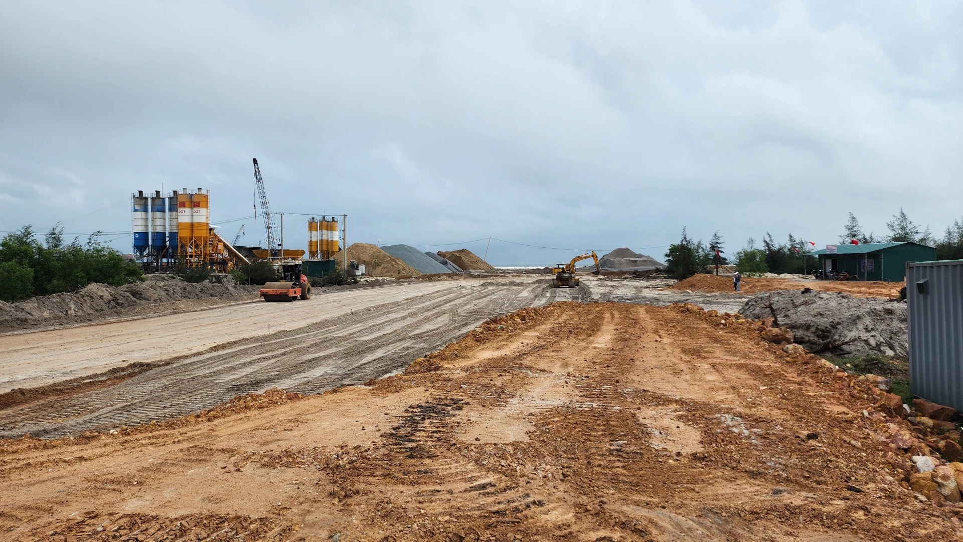 Sau khi có mặt bằng, Công ty TNHH Xây dựng Mạnh Linh triển khai thi công điểm Km0+00 tại cảng Mỹ Thủy- Ảnh: Tạ Hưng