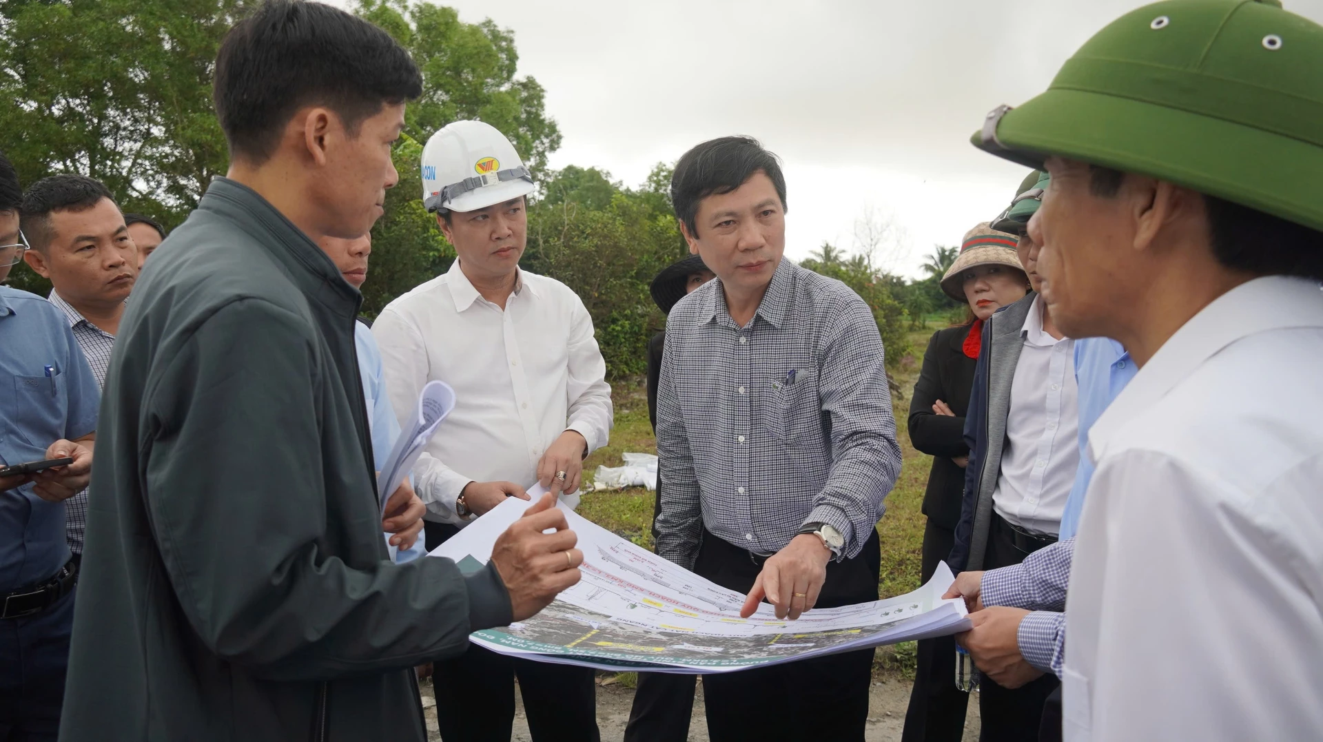 Lãnh đạo xã Mỹ Thủy, địa phương đang triển khai dự án thành phần 2 cam kết đẩy nhanh GPMB trước 30/4/2026 - Ảnh: Tạ Hưng