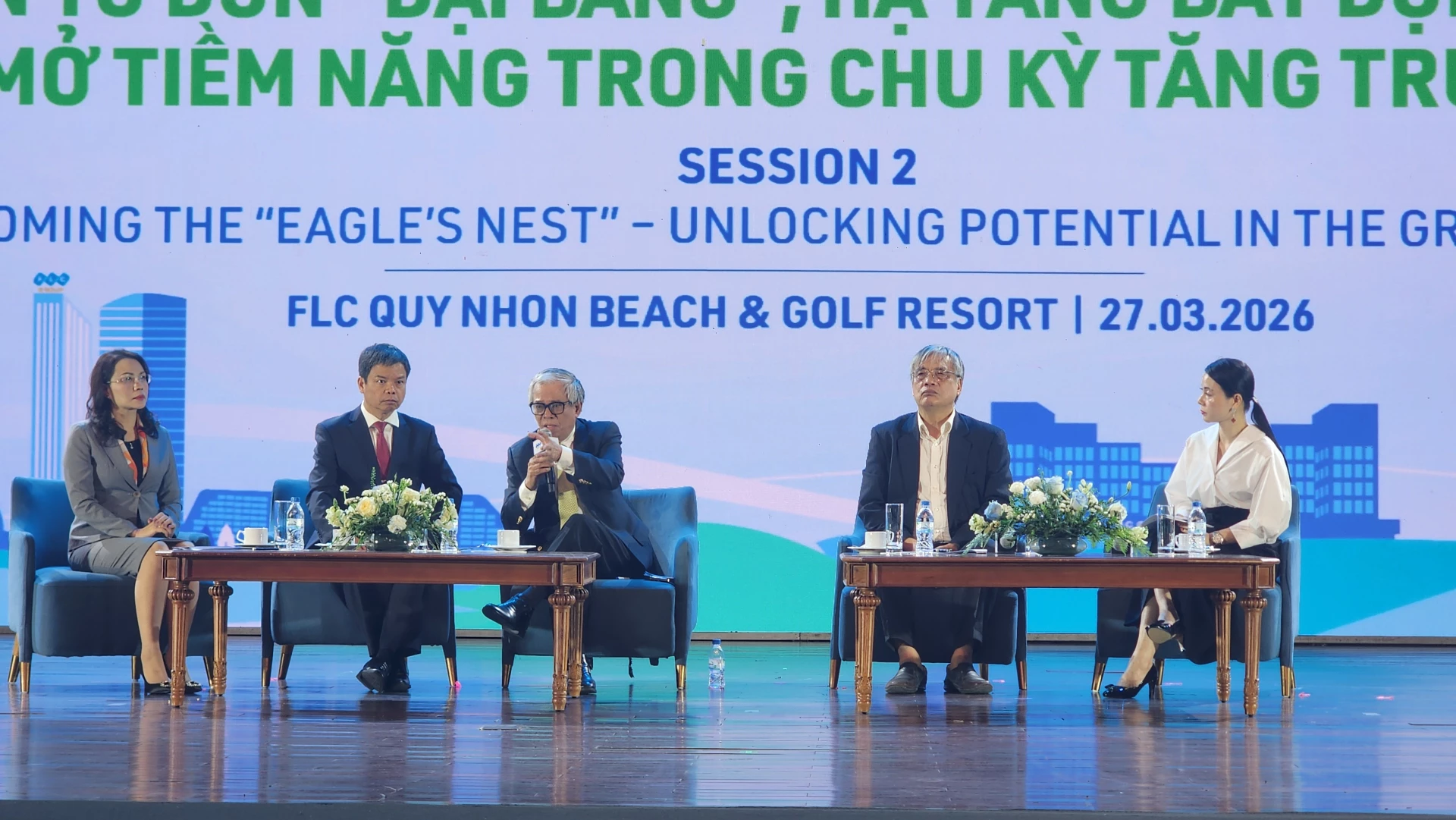 Nguyên thứ trưởng Bộ Ngoại giao, Nguyên Đại sứ Việt Nam tại Hoa Kỳ Phạm Quang Vinh (ngòi giữa) phát biểu tại phiên thứ hai Dọn tổ đón “Đại bàng”- Hạ tầng Bất động sản khai mở tiềm năng trong chu kỳ tăng trưởng mới