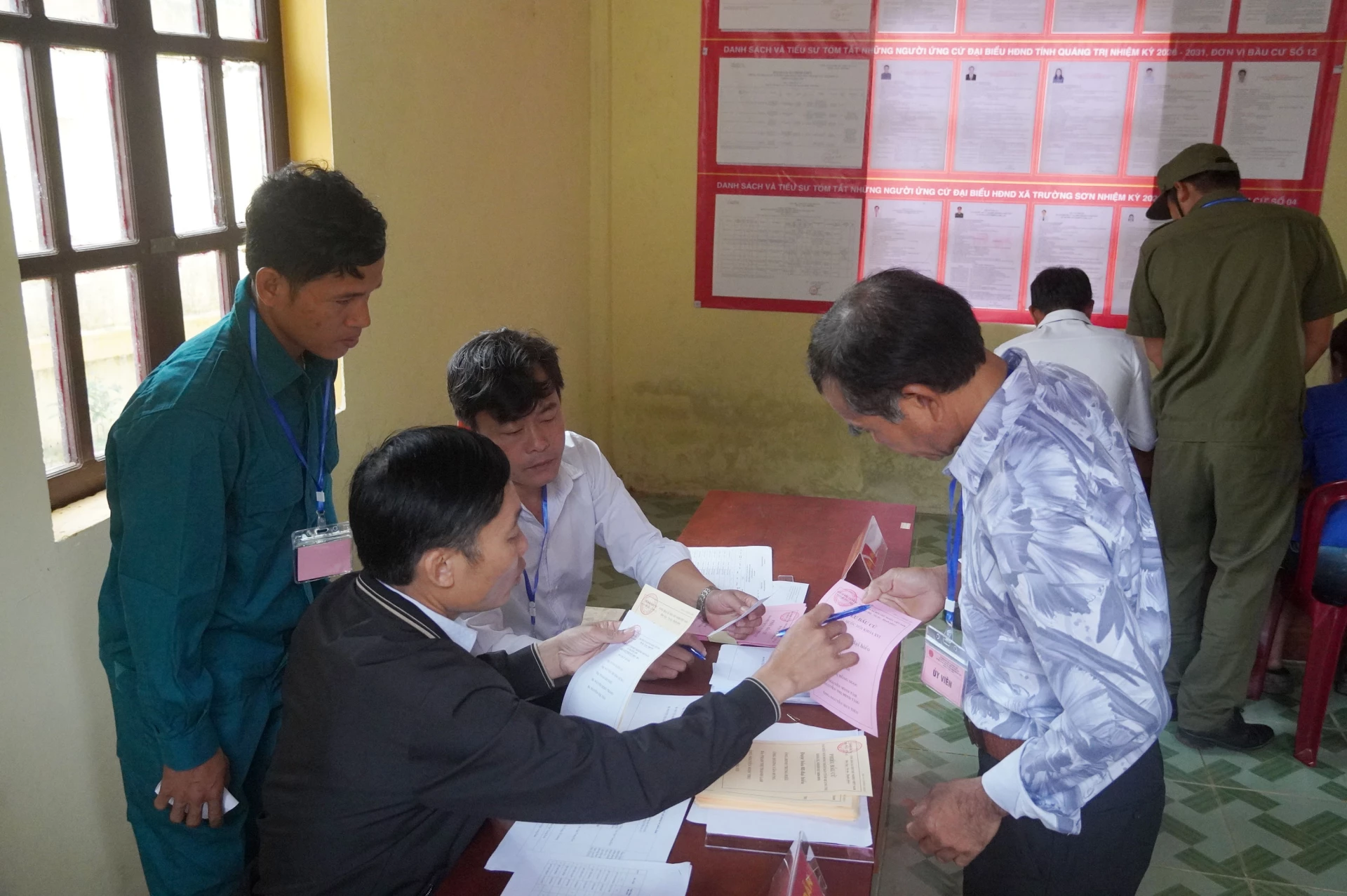 Nhận phiếu bầu - Ảnh: X.P