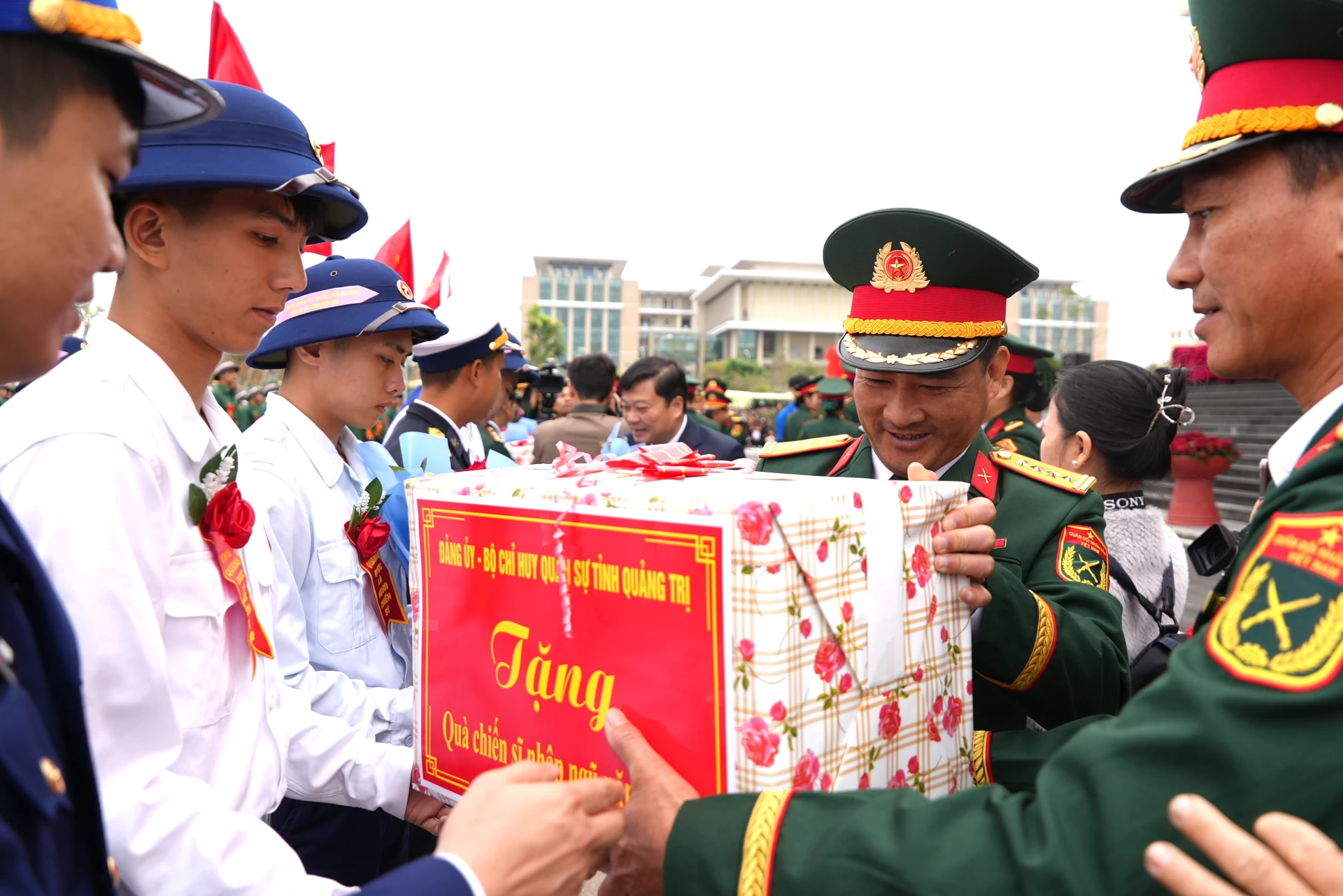 Đại tá Đoàn Sinh Hòa, Chỉ huy trưởng Bộ Chỉ huy Quân sự tỉnh tặng quà, động viên các tân binh - Ảnh: T.Đ
