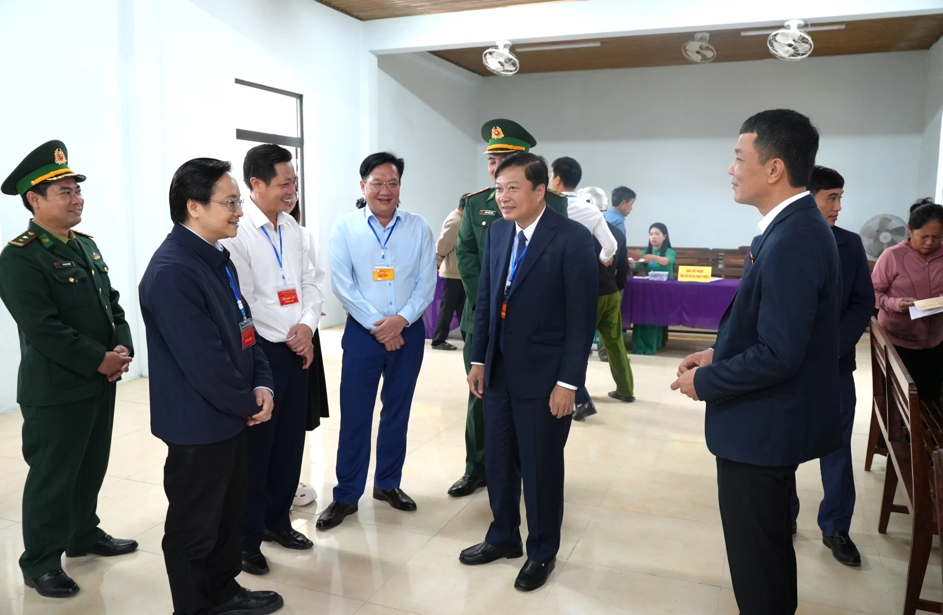 Đồng chí Lê Hồng Vinh, Chủ tịch UBND tỉnh ghi nhận, đánh giá cao công tác tổ chức bầu cử ở xã Phú Trạch - Ảnh: T.Đ