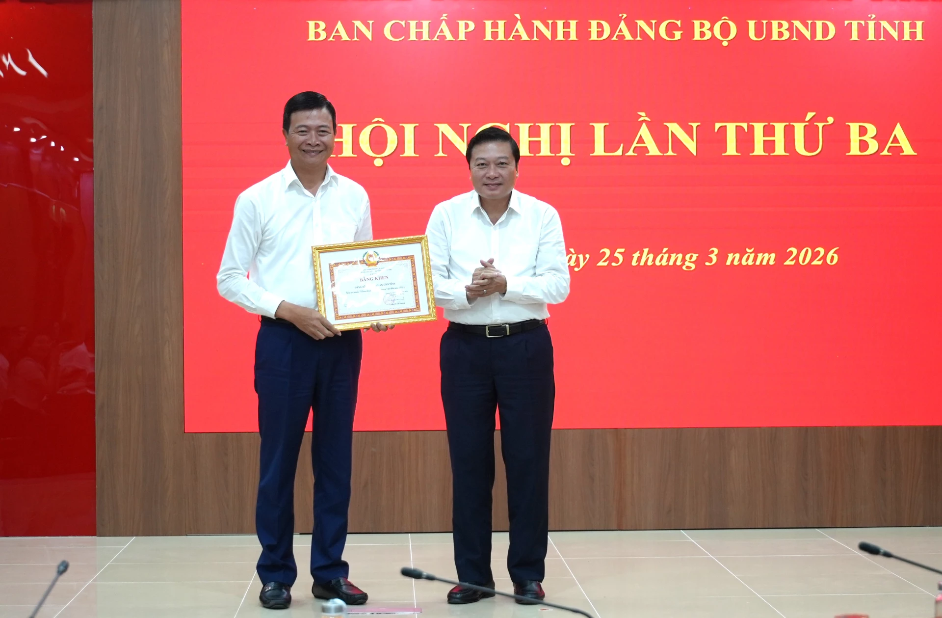 Đồng chí Lê Hồng Vinh, Phó Bí thư Tỉnh ủy, Chủ tịch UBND tỉnh trao bằng khen của Ban Thường vụ Tỉnh ủy cho Đảng bộ UBND tỉnh- Ảnh: T.Đ