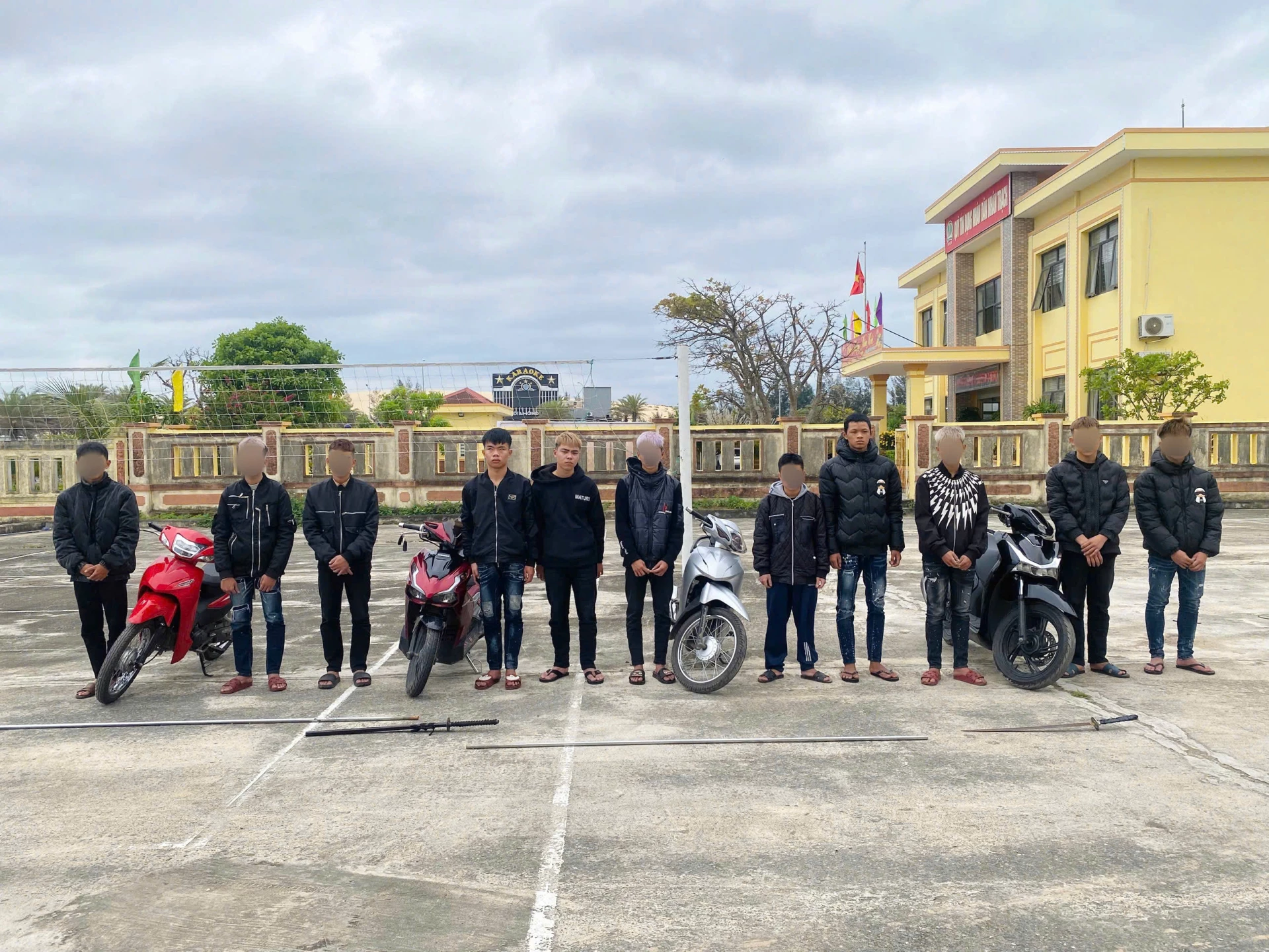 Nhóm đối tượng liên quan cùng tang vật và phương tiện trong vụ án tại trụ sở cơ quan Công an - Ảnh: T.Đ