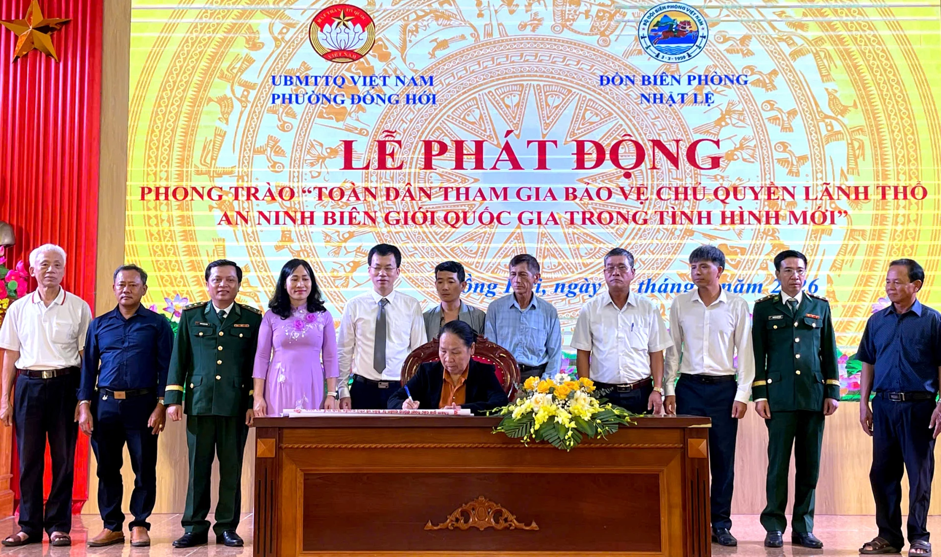 Đại diện Ủy ban MTTQ Việt Nam phường, Đồn Biên phòng Nhật Lệ và các tổ dân phố ký cam kết thực hiện phong trào toàn dân tham gia bảo vệ chủ quyền lãnh thổ, an ninh biên giới quốc gia - Ảnh: H.Tr