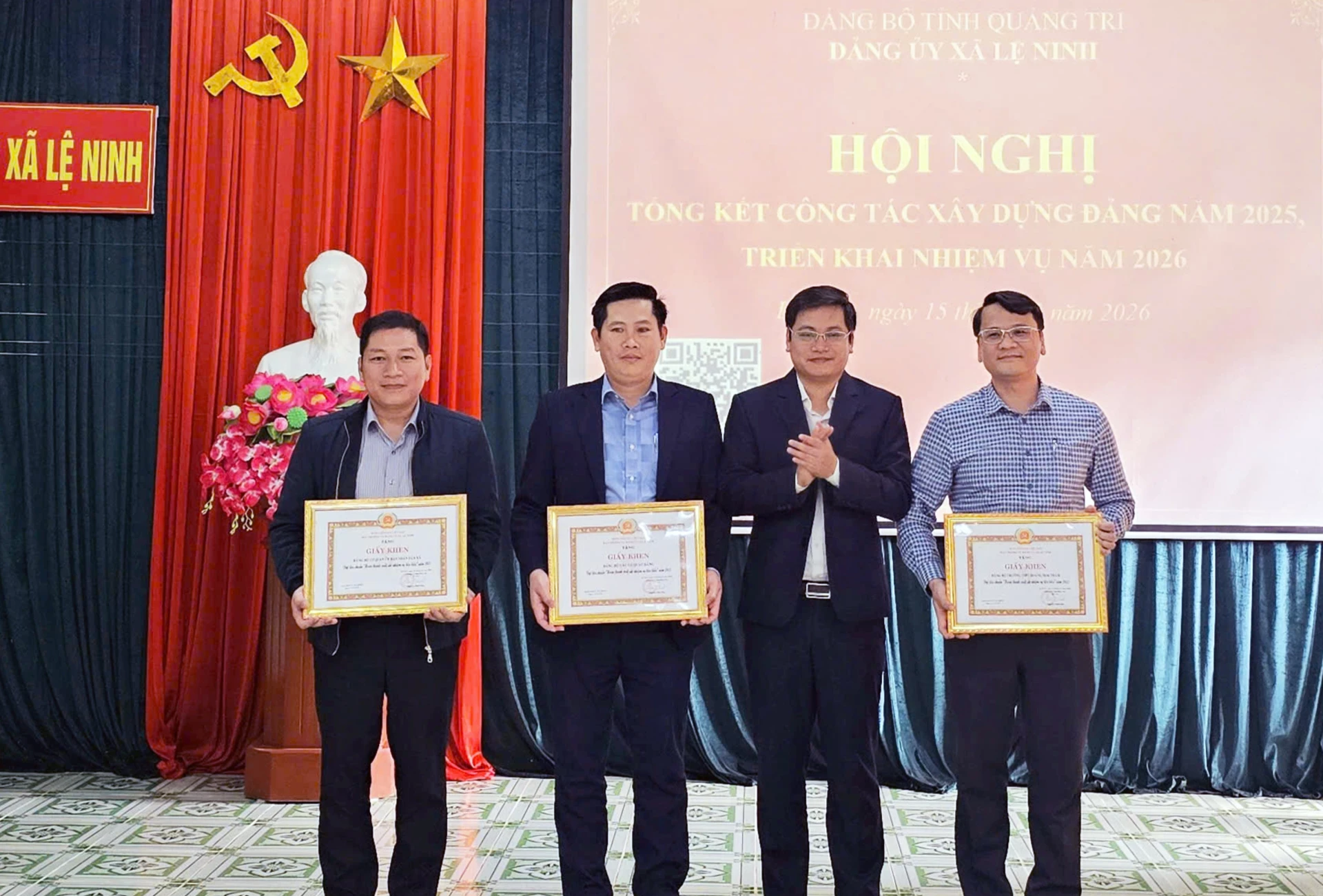 Đảng bộ xã Lệ Ninh biểu dương những tập thể đạt thành tích xuất sắc trong công tác xây dựng Đảng năm 2025 - Ảnh: L.Chi