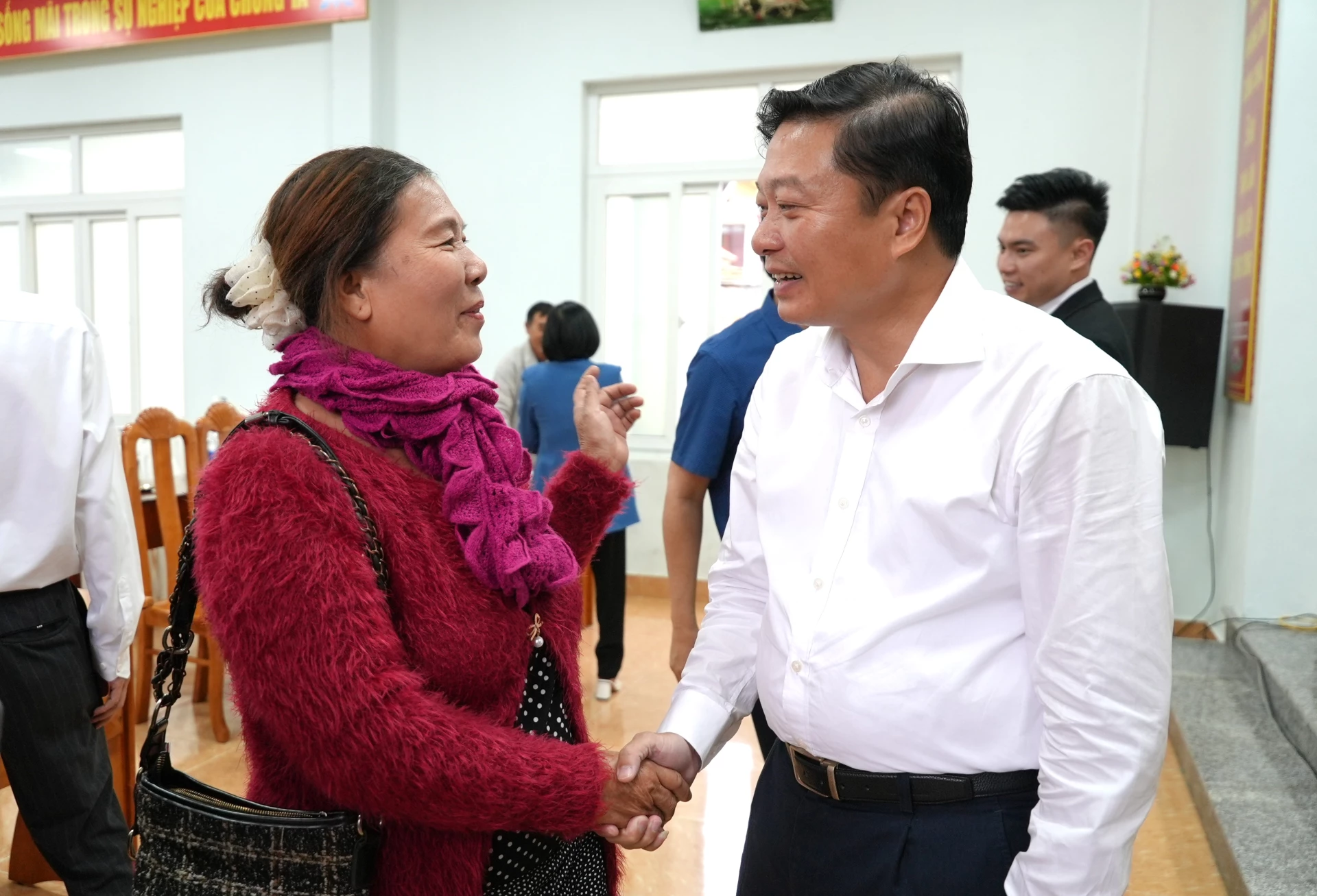 Ông Lê Hồng Vinh, Phó Bí thư Tỉnh ủy, Bí thư Đảng ủy UBND tỉnh, Chủ tịch UBND tỉnh gặp gỡ, trò chuyện với cử tri TDP Đức Điền - Ảnh: T.Đ