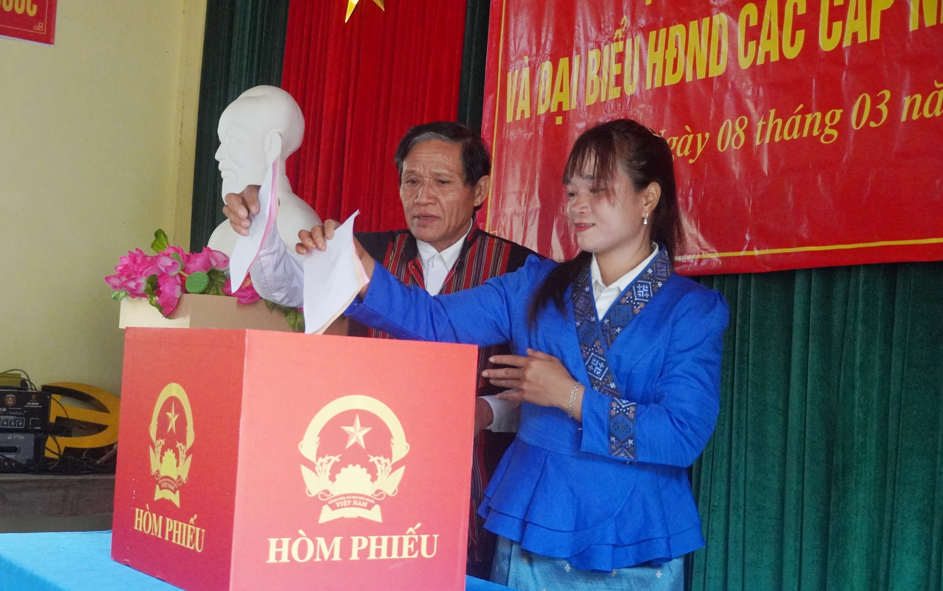 Cử tri người Bru-Vân Kiều bỏ phiếu bầu đại biểu Quốc hội và đại biểu HĐND các cấp - Ảnh: X.P