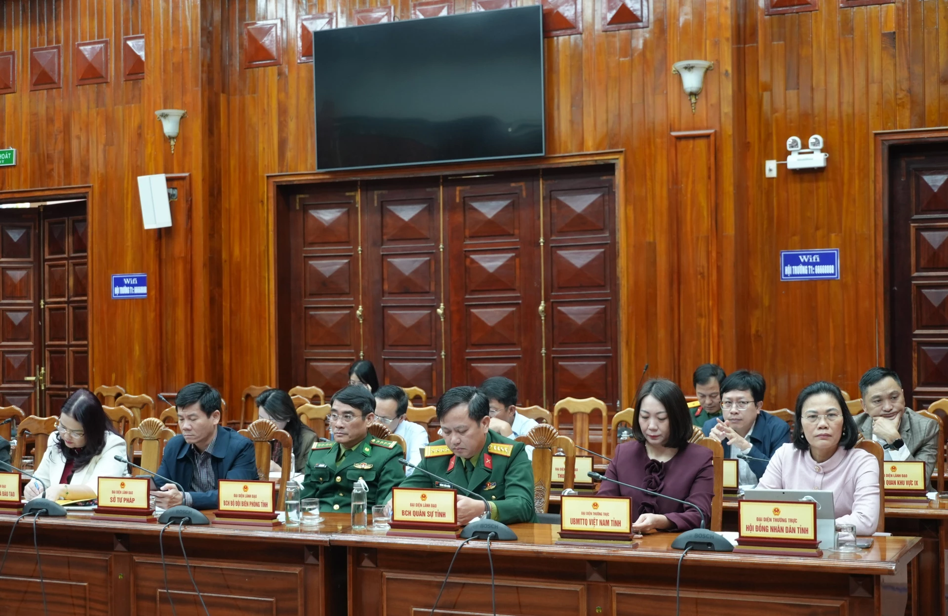 Các đại biểu tham dự phiên họp - Ảnh: T.Đ