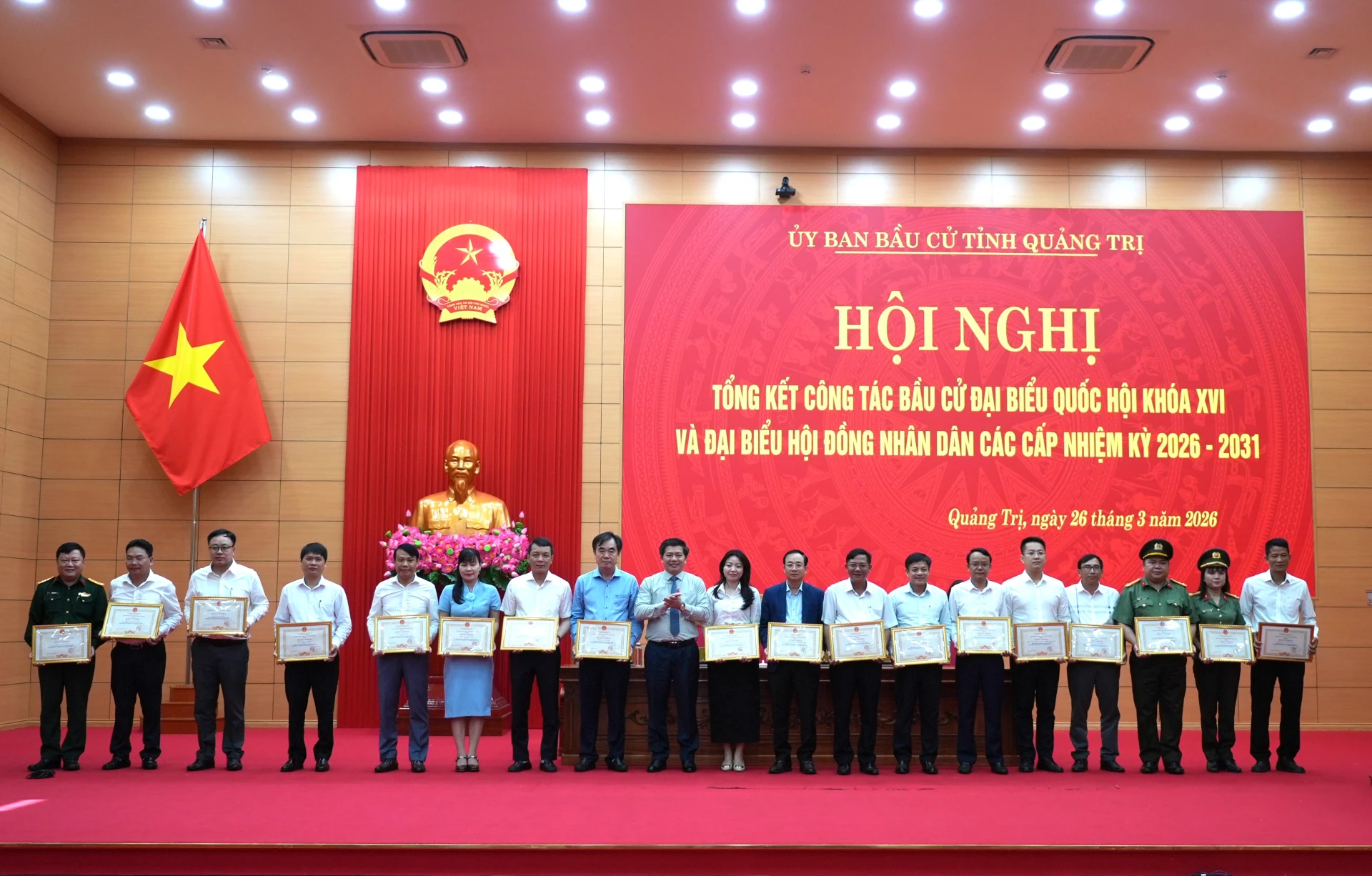 Đồng chí Trần Vũ Khiêm, Phó Bí thư Thường trực Tỉnh ủy, Phó Trưởng Ban chỉ đạo bầu cử tỉnh trao bằng khen cho các tập thể - Ảnh: T.Đ