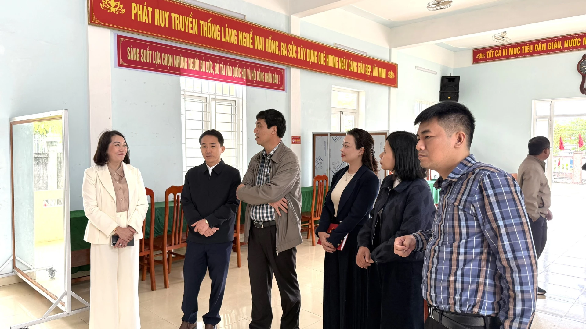 Đoàn kiểm tra công tác bầu cử tại xã Đông Trạch - Ảnh: NL