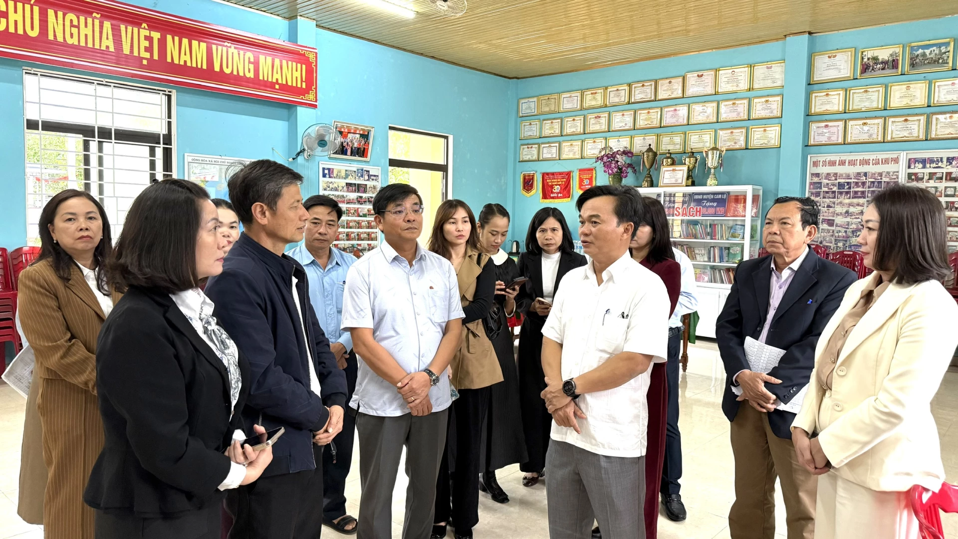 Đồng chí Nguyễn Chiến Thắng, Phó Bí thư Tỉnh ủy, Chủ tịch Ủy ban MTTQ Việt Nam tỉnh, Phó Chủ tịch Ủy ban bầu cử tỉnh kiểm tra công tác bầu cử tại xã Cam Lộ -Ảnh: NL