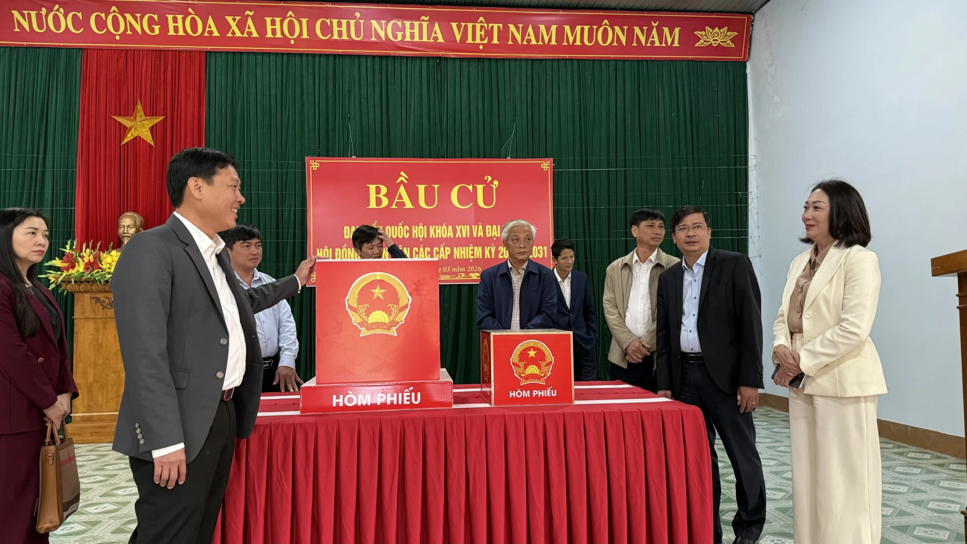 Đoàn kiểm tra công tác bầu cử tại xã Hoàn Lão - Ảnh: NL