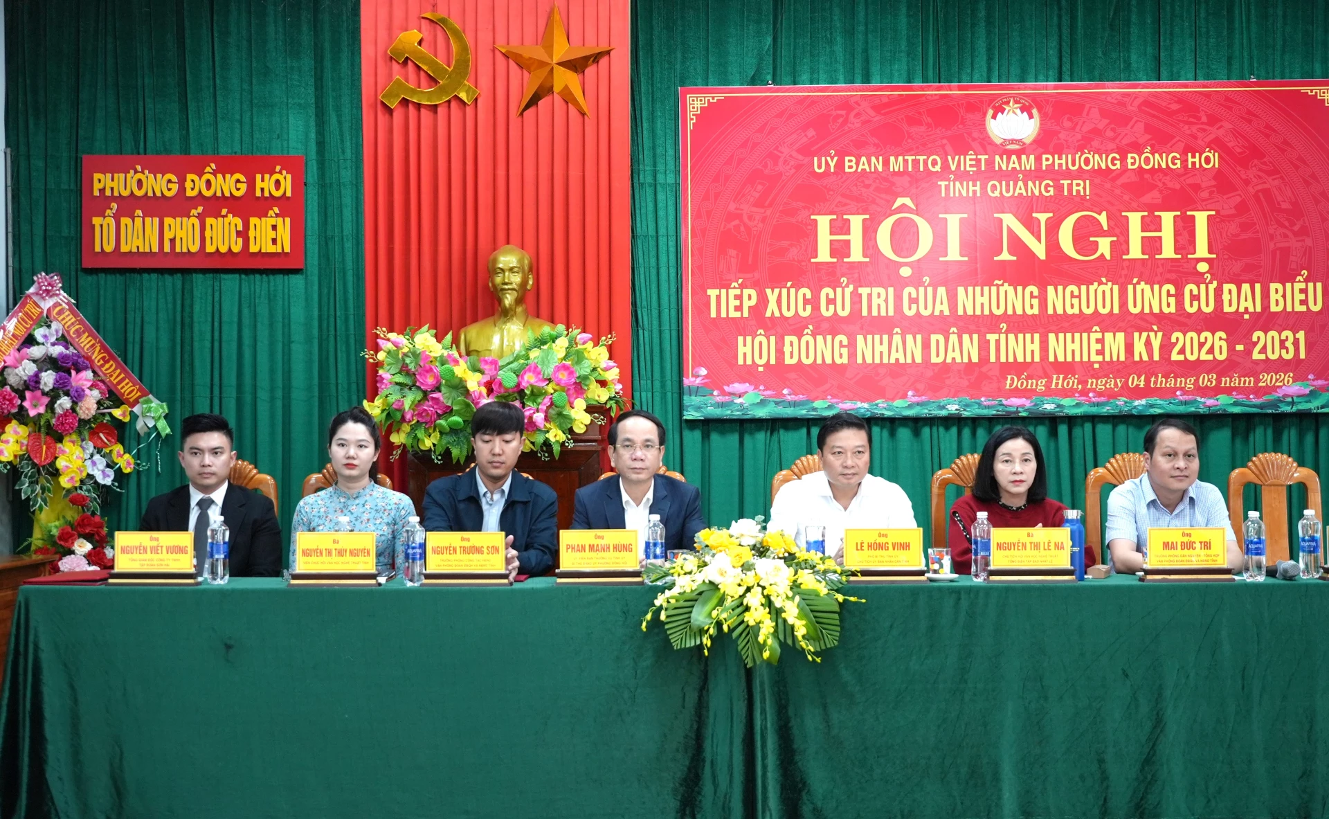 Những người ứng cử đại biểu HĐND tỉnh, nhiệm kỳ 2026-2031 thuộc đơn vị bầu cử số 13 tiếp xúc cử tri TDP Đức Điền - Ảnh: T.Đ