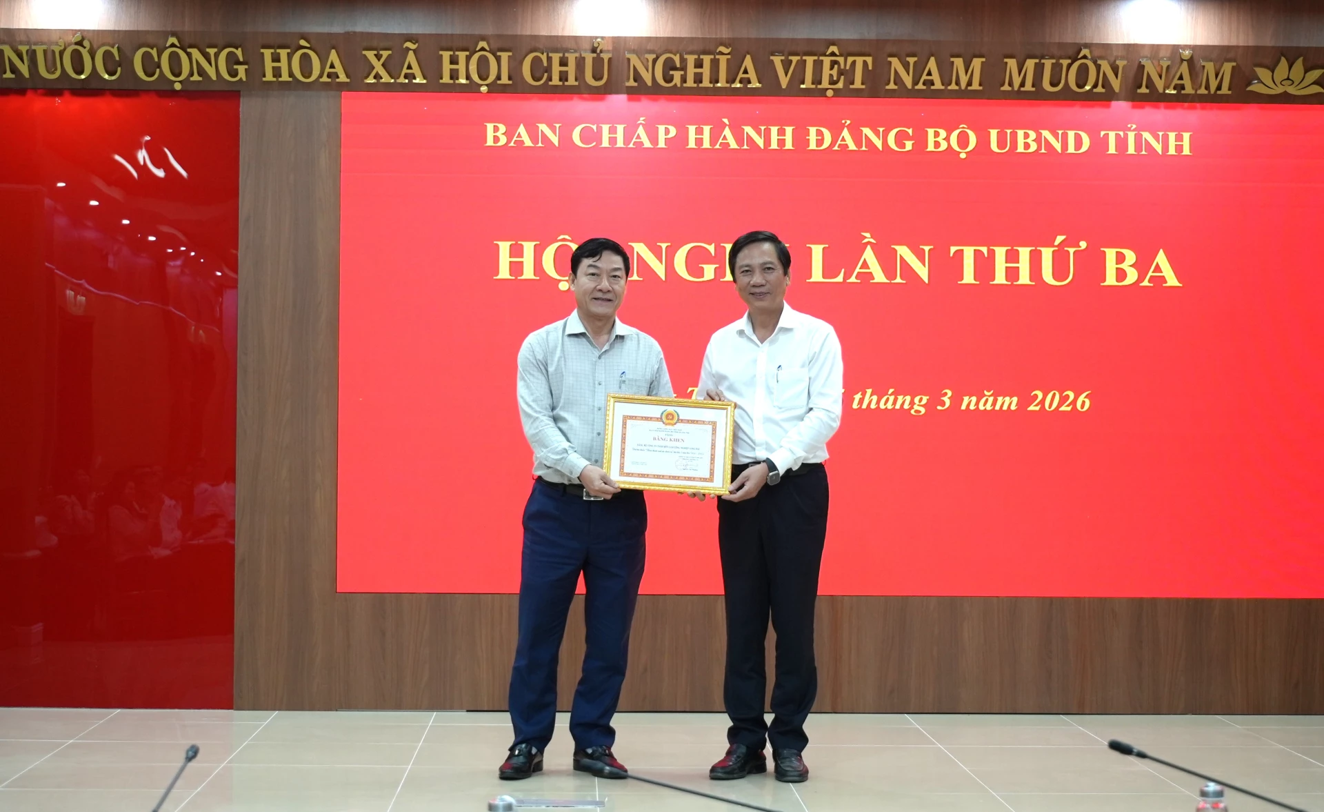 Đồng chí Hoàng Nam, Phó Chủ tịch Thường trực UBND tỉnh trao bằng khen của Ban Thường vụ Tỉnh ủy cho Đảng bộ Công ty TNHH MTV Lâm Công nghiệp Long Đại - Ảnh: T.Đ