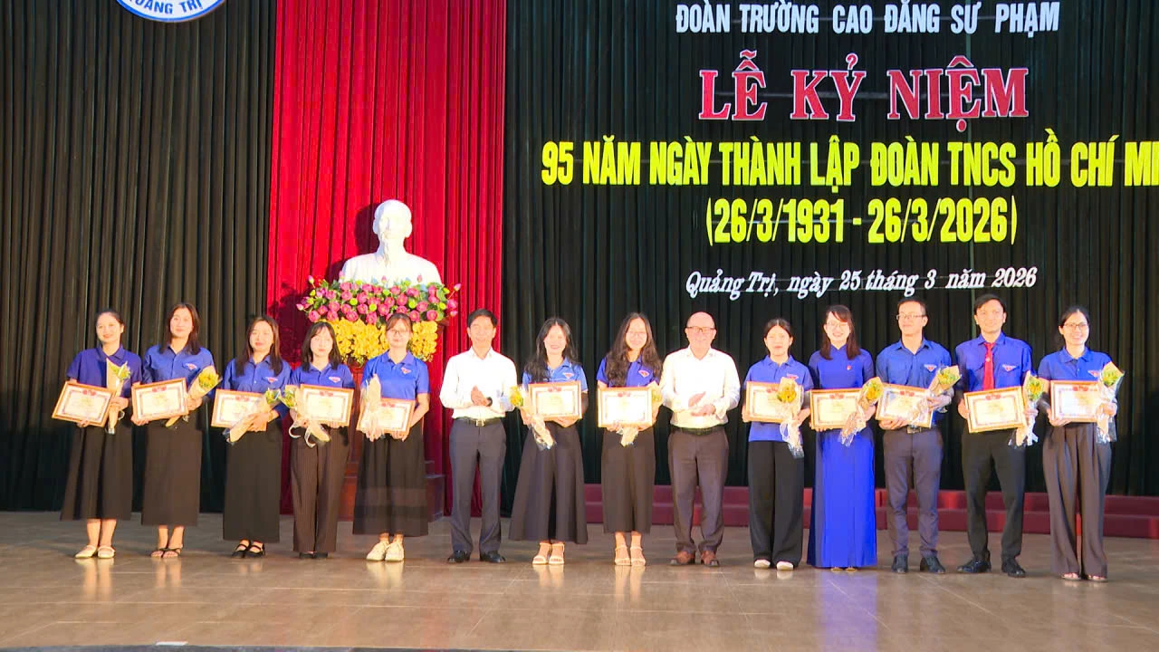 Khen thưởng “Đoàn viên ưu tú năm 2025” cho HSSV đạt được các thành tích xuất sắc trong công tác Đoàn và phong trào thanh niên. Ảnh: Việt Anh