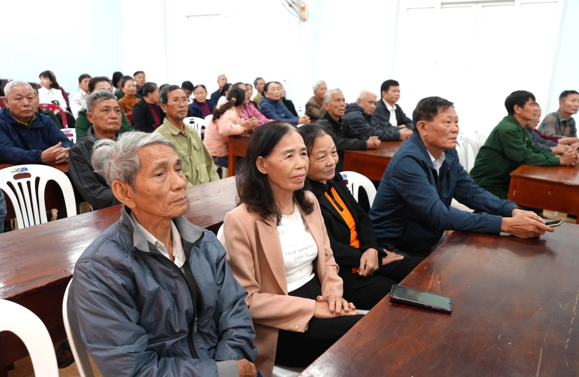 Cử tri TDP Đức Điền tham dự hội nghị - Ảnh: T.Đ