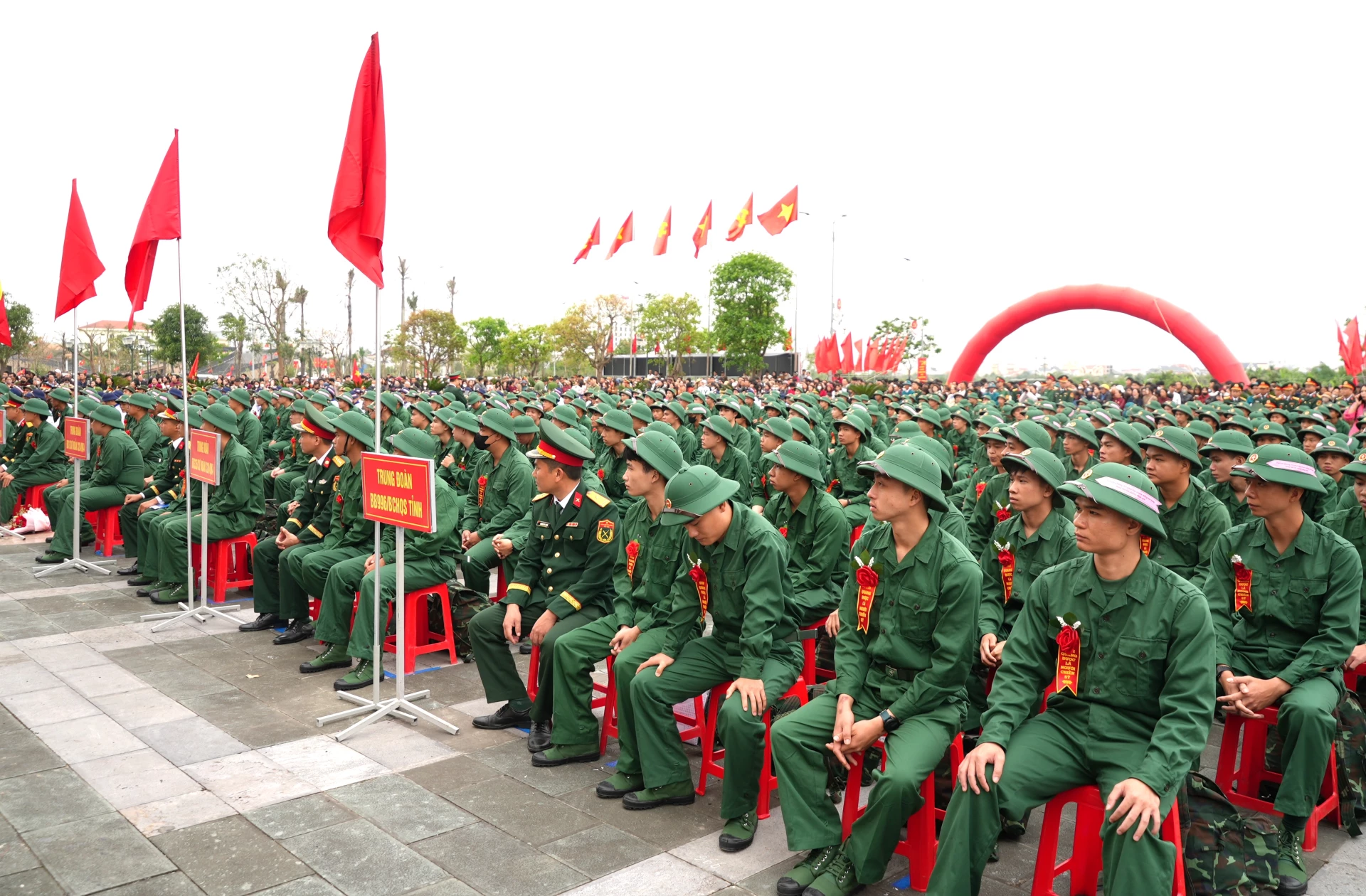 Các tân binh tham dự lễ giao nhận quân năm 2026 tại phường Đồng Hới - Ảnh: T.Đ