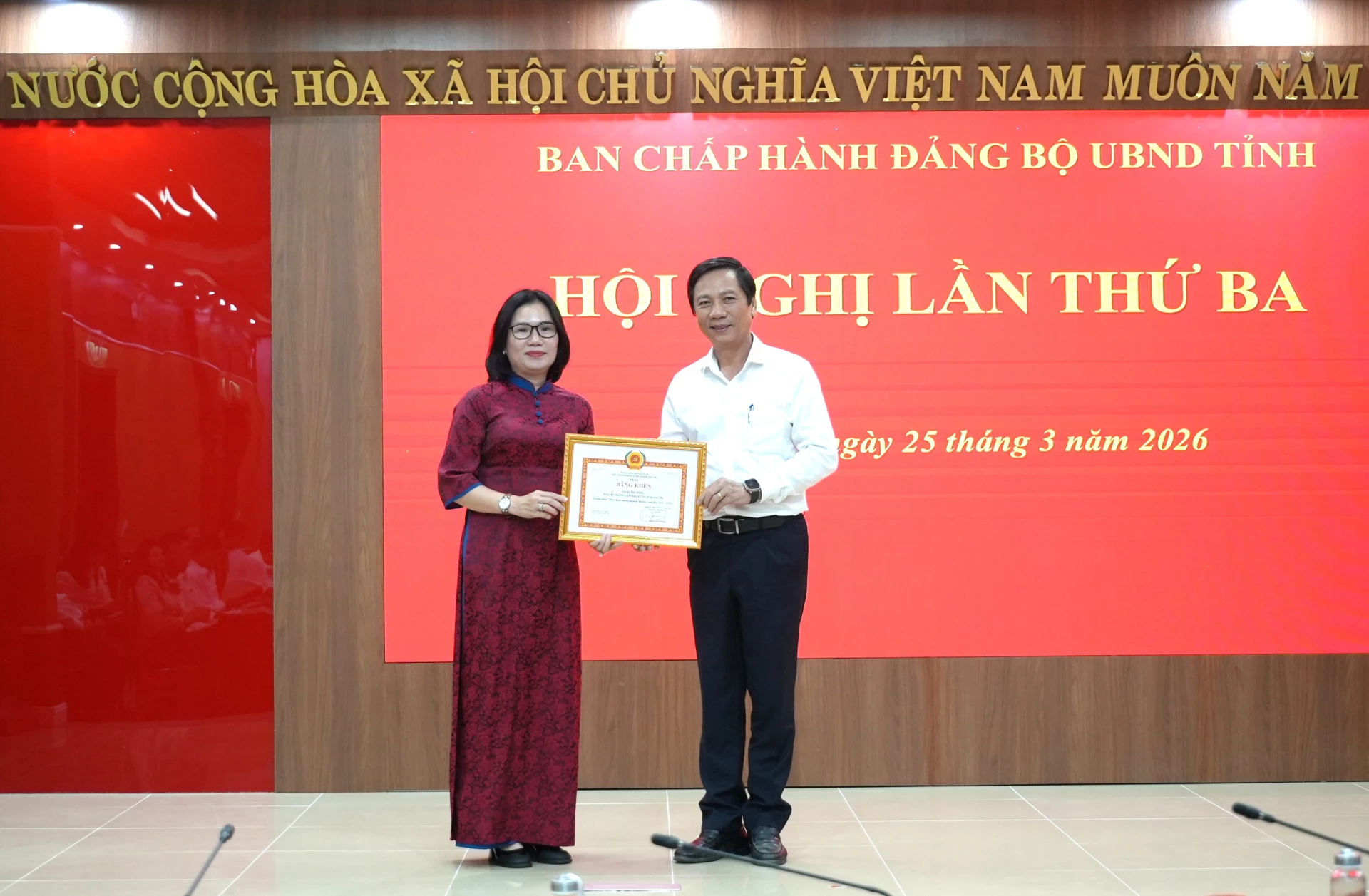 Đồng chí Hoàng Nam, Phó Chủ tịch Thường trực UBND tỉnh trao bằng khen của Ban Thường vụ Tỉnh ủy cho Chi bộ Văn phòng thuộc Đảng bộ Trường cao đẳng Kỹ thuật Quảng Trị - Ảnh: T.Đ