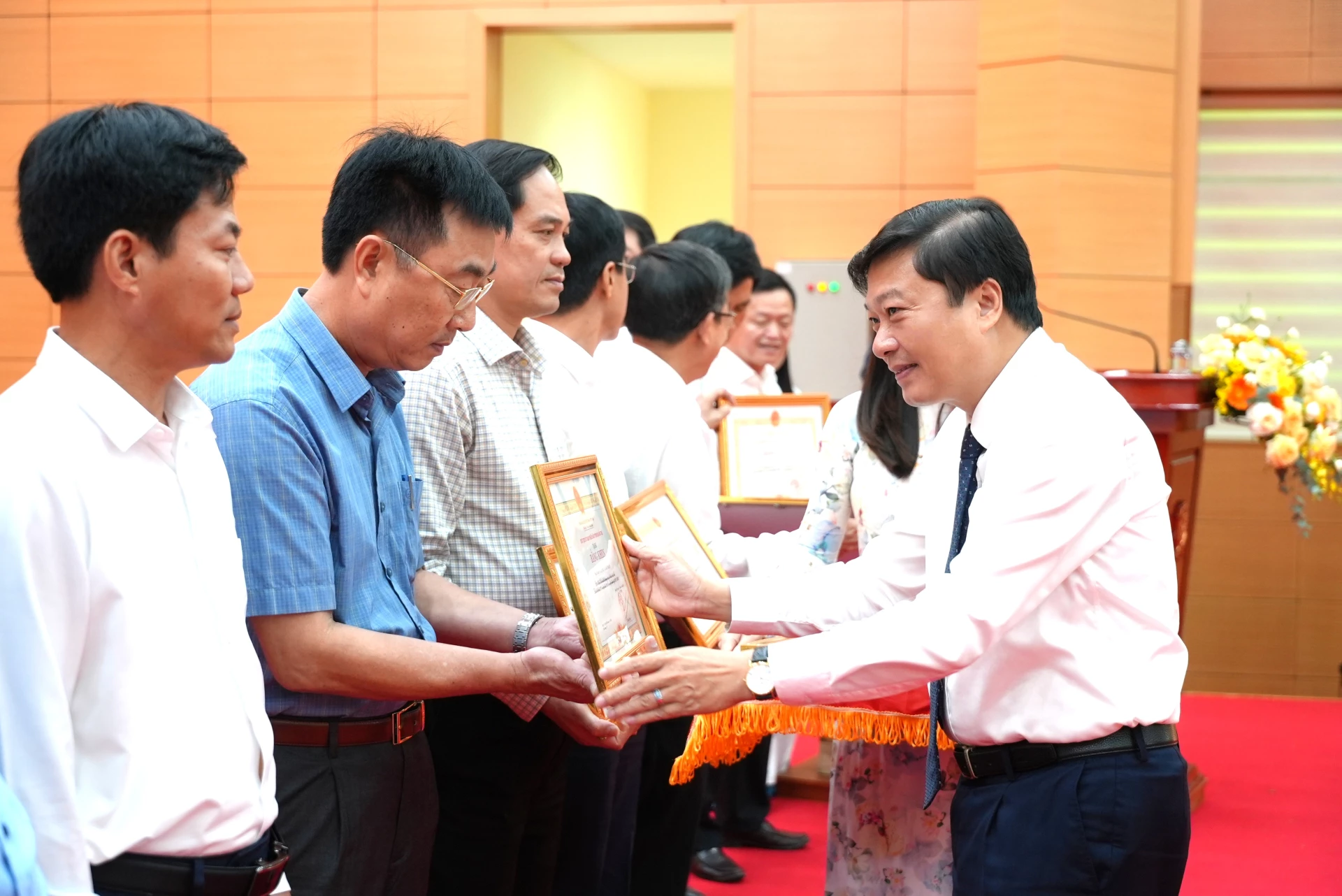 Đồng chí Lê Hồng Vinh, Chủ tịch UBND tỉnh, Phó Trưởng Ban chỉ đạo bầu cử tỉnh trao bằng khen cho các tập thể - Ảnh: T.Đ