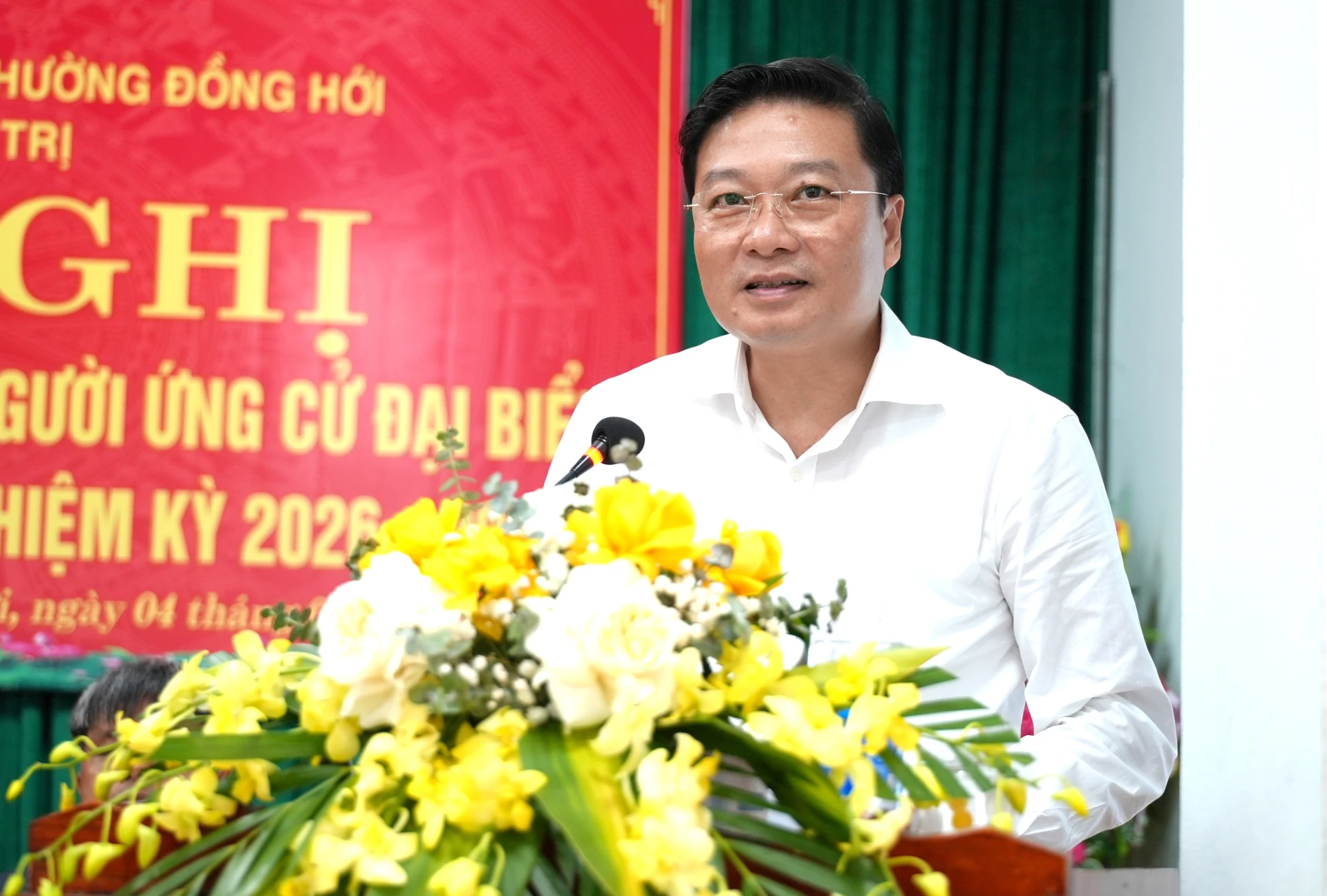 Ông Lê Hồng Vinh, Phó Bí thư Tỉnh ủy, Bí thư Đảng ủy UBND tỉnh, Chủ tịch UBND tỉnh trình bày chương trình hành động với cử tri TDP Đức Điền - Ảnh: T.Đ